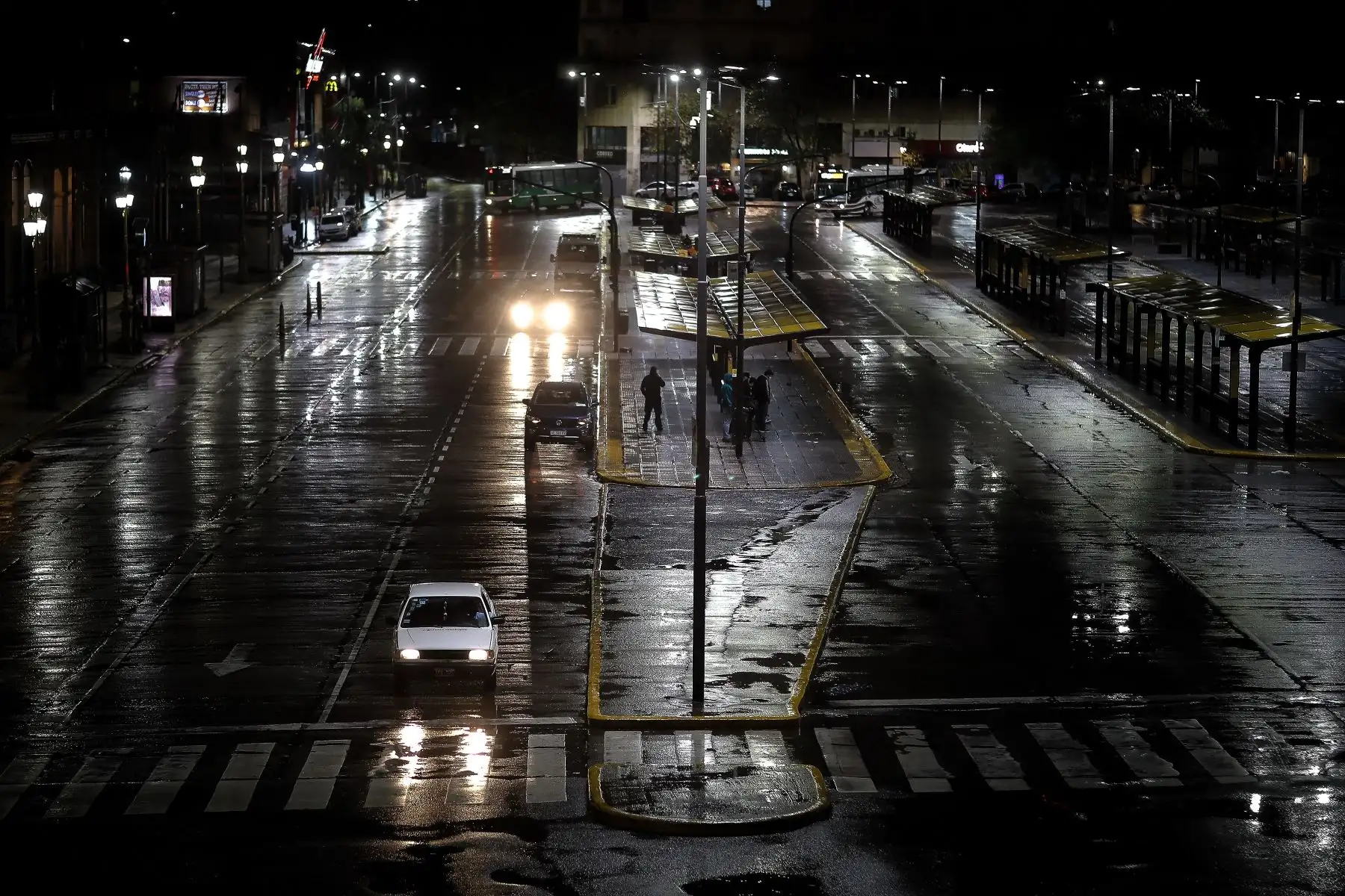 Fotografía de una calle semivacía durante el inicio a nivel nacional de una nueva etapa de restricciones para frenar la fuerte escalada de contagios de coronavirus, en Buenos Aires, el 08 de abril del 2021. Foto: EFE