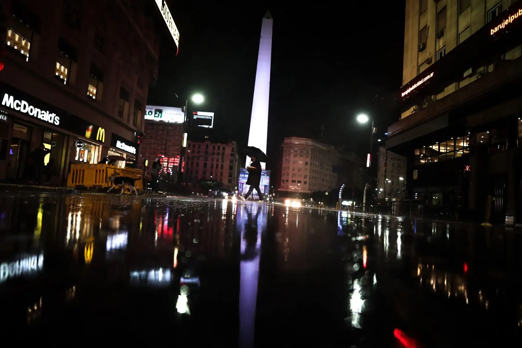 Una persona camina por una calle, durante el inicio a nivel nacional de una nueva etapa de restricciones para frenar la fuerte escalada de contagios de coronavirus, en Buenos Aires, el 08 de abril del 2021. Foto: EFE
