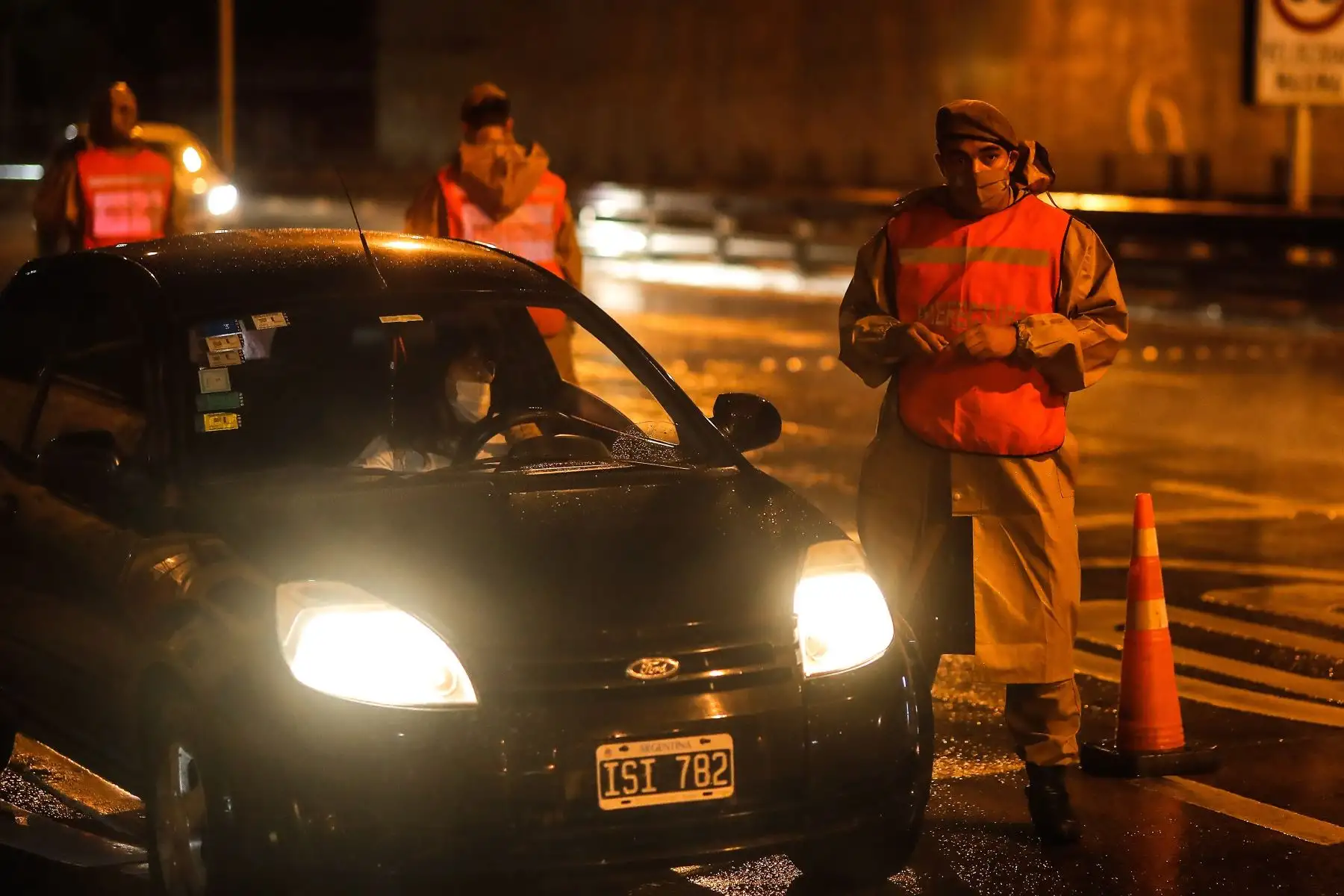 Personal de Prefectura realiza controles en los ingresos a la ciudad durante el inicio a nivel nacional de una nueva etapa de restricciones para frenar la escalada fuerte de contagios de coronavirus, en Buenos Aires, el 08 de abril del 2021. Foto: EFE