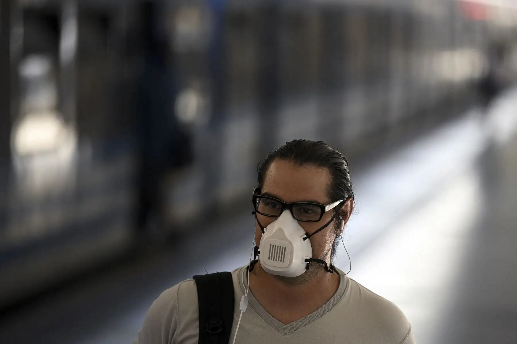 Un hombre con mascarilla camina en la estación de tren Once de Buenos Aires, el 7 de abril de 2021, en medio de la pandemia del nuevo coronavirus. Foto: AFP