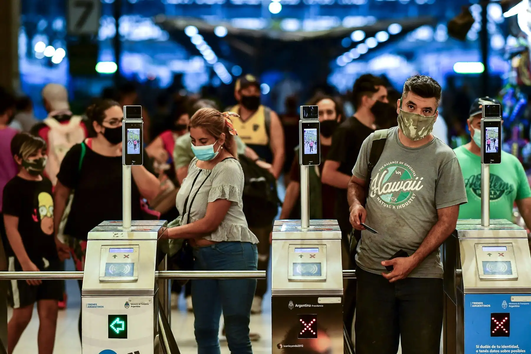 Personas con mascarillas protectoras ingresan a la estación de tren Constitución en Buenos Aires, el 6 de abril de 2021. Foto: AFP