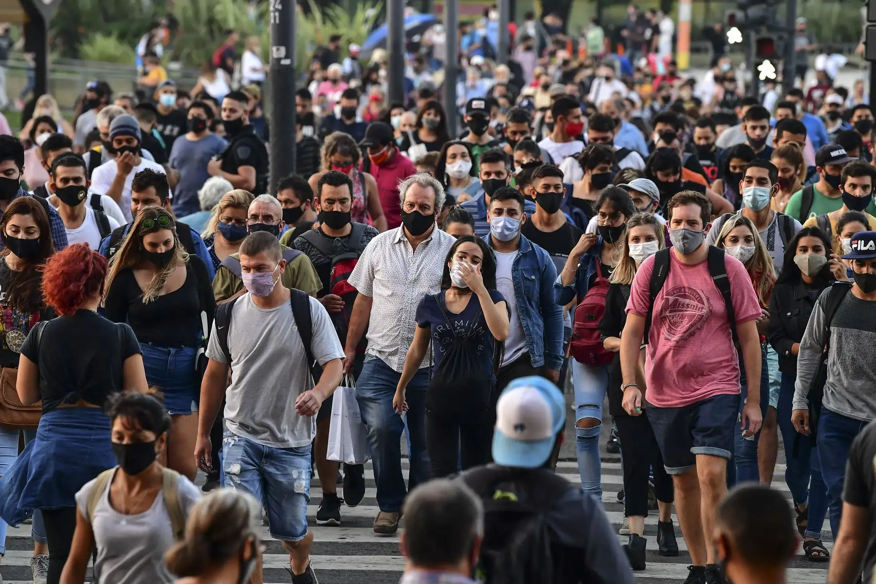 Personas con mascarillas protectoras caminan por la Avenida Brasil, cerca de la estación de tren Constitución, en Buenos Aires, el 6 de abril de 2021. Foto: AFP