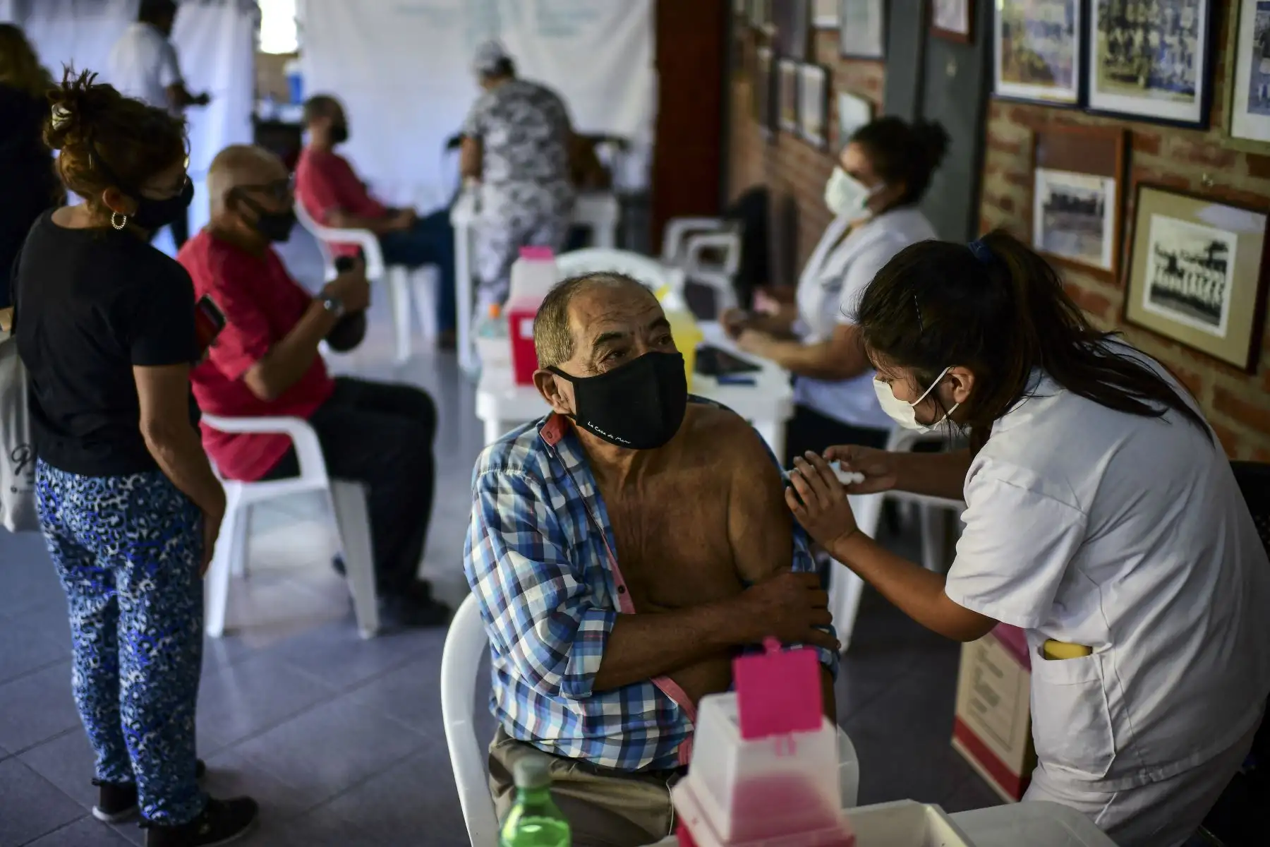 Un trabajador de la salud aplica una dosis de la vacuna Sputnik V contra el COVID-19, en el estadio Centenario de Quilmes, provincia de Buenos Aires, el 1 de abril de 2021. Foto: AFP