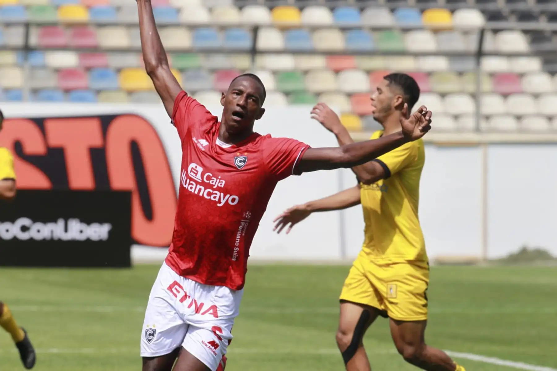 Abdiel Ayarza de Cienciano del Cusco celebra luego de anotar un tanto ante Deportivo Cantolao por la Liga 1.

Foto: ANDINA/Liga1