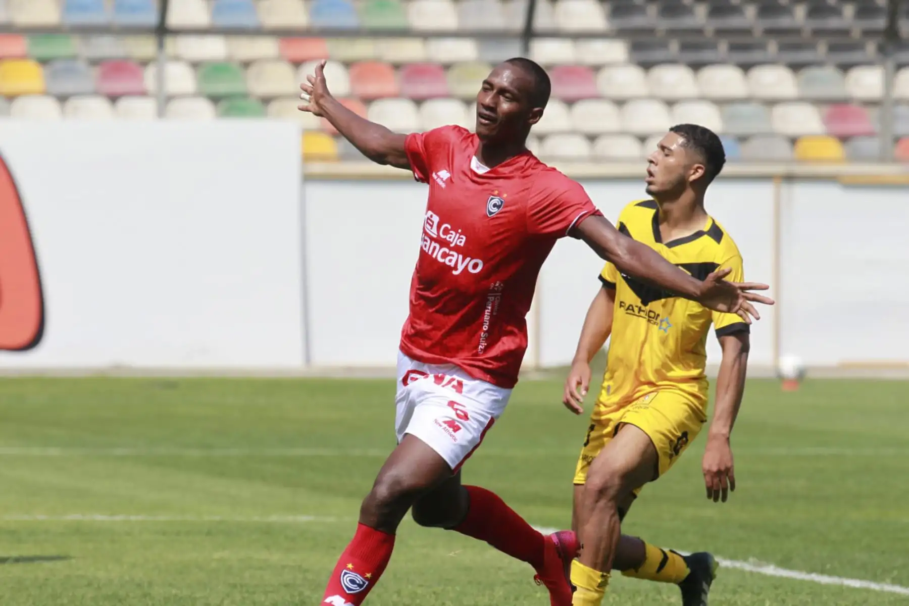 Abdiel Ayarza de Cienciano del Cusco celebra luego de anotar un tanto ante Deportivo Cantolao por la Liga 1.

Foto: ANDINA/Liga1
