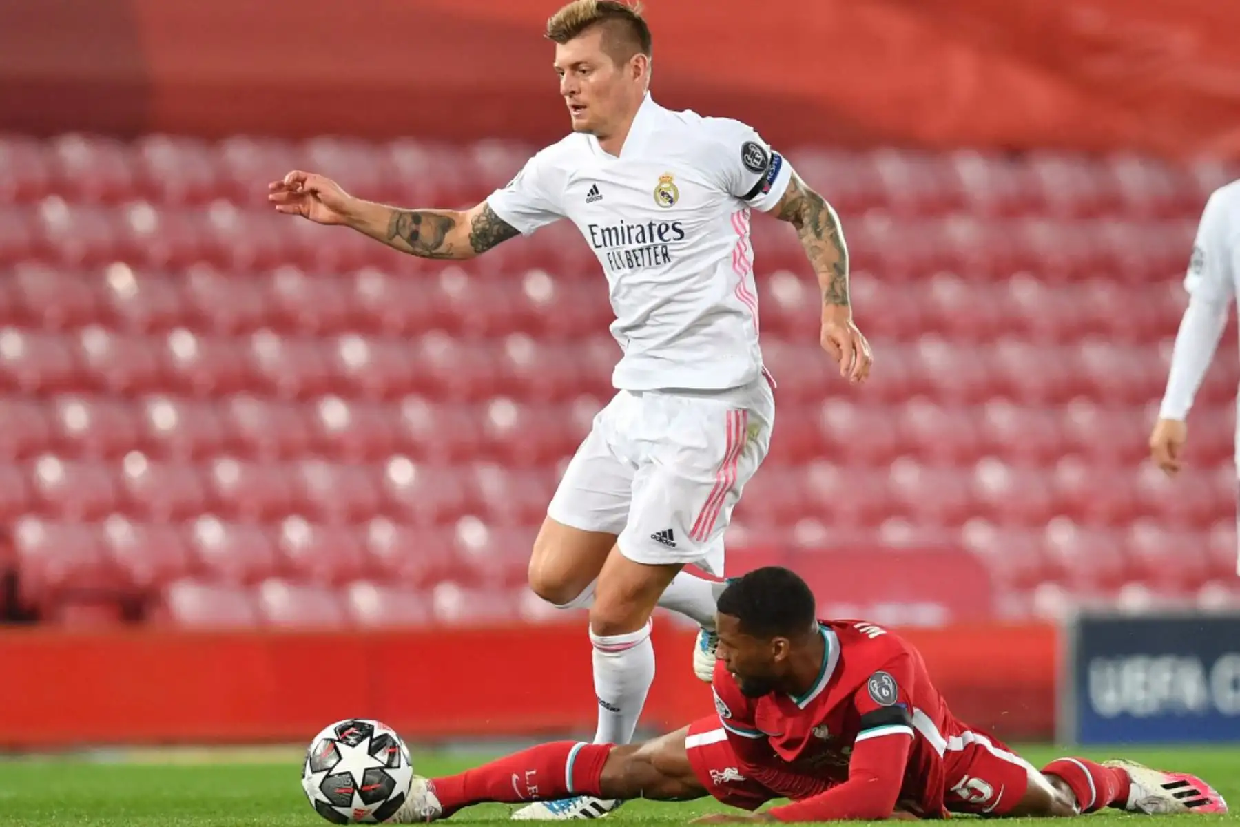 El centrocampista alemán del Real Madrid Toni Kroos (L) compite con el centrocampista holandés del Liverpool Georginio Wijnaldum durante los cuartos de final de la Liga de Campeones de la UEFA de la segunda etapa del partido de fútbol entre el Liverpool y el Real Madrid en Anfield en Liverpooll.

Foto: AFP