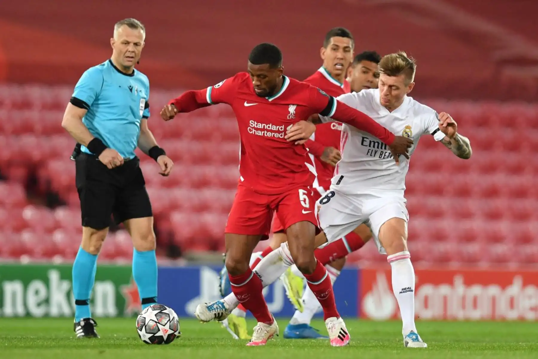 El centrocampista holandés del Liverpool, Georginio Wijnaldum (L), compite con el mediocampista alemán del Real Madrid, Toni Kroos, durante los cuartos de final de la Liga de Campeones de la UEFA, segundo partido de fútbol entre el Liverpool y el Real Madrid en Anfield en Liverpool.

Foto: AFP