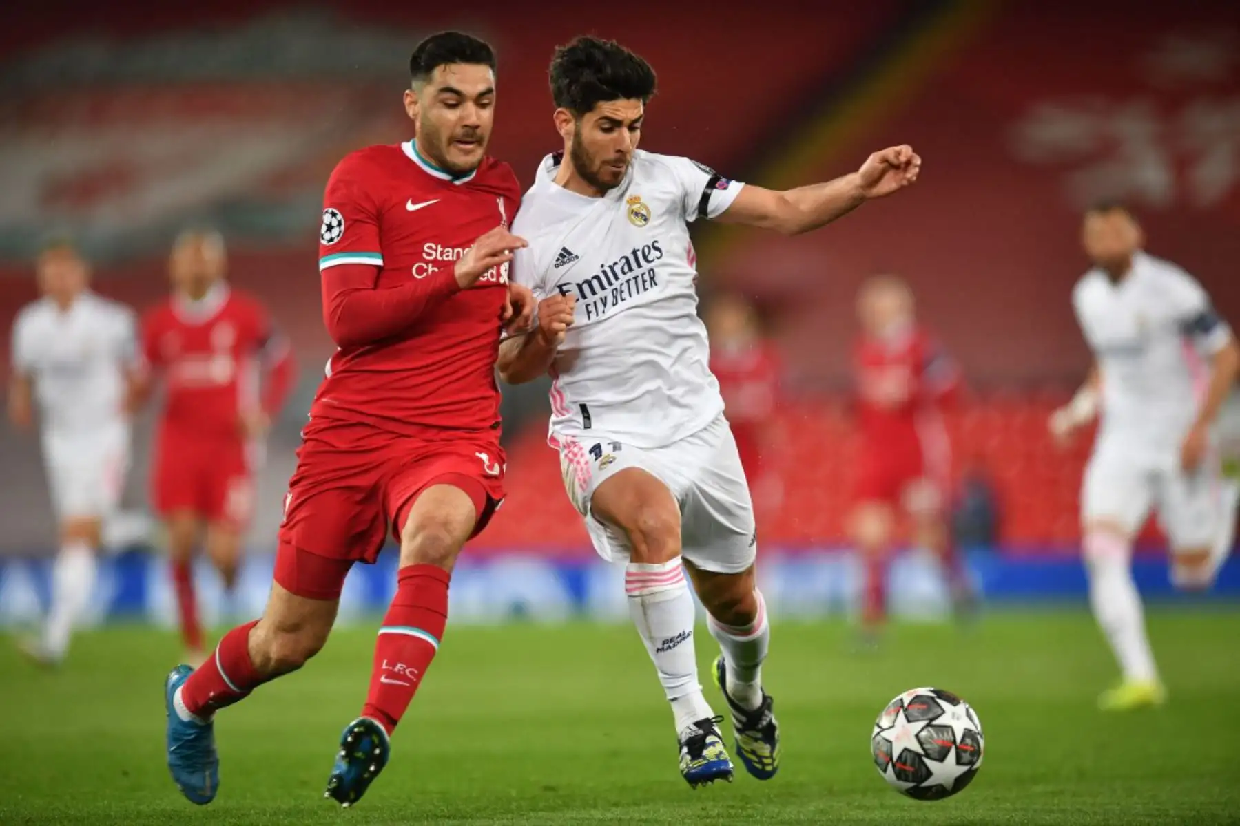 El defensor turco del Liverpool Ozan Kabak (izq.) Compite con el mediocampista español del Real Madrid Marco Asensio durante el partido de vuelta de los cuartos de final de la Liga de Campeones de la UEFA entre el Liverpool y el Real Madrid en Anfield en Liverpool.

Foto: AFP