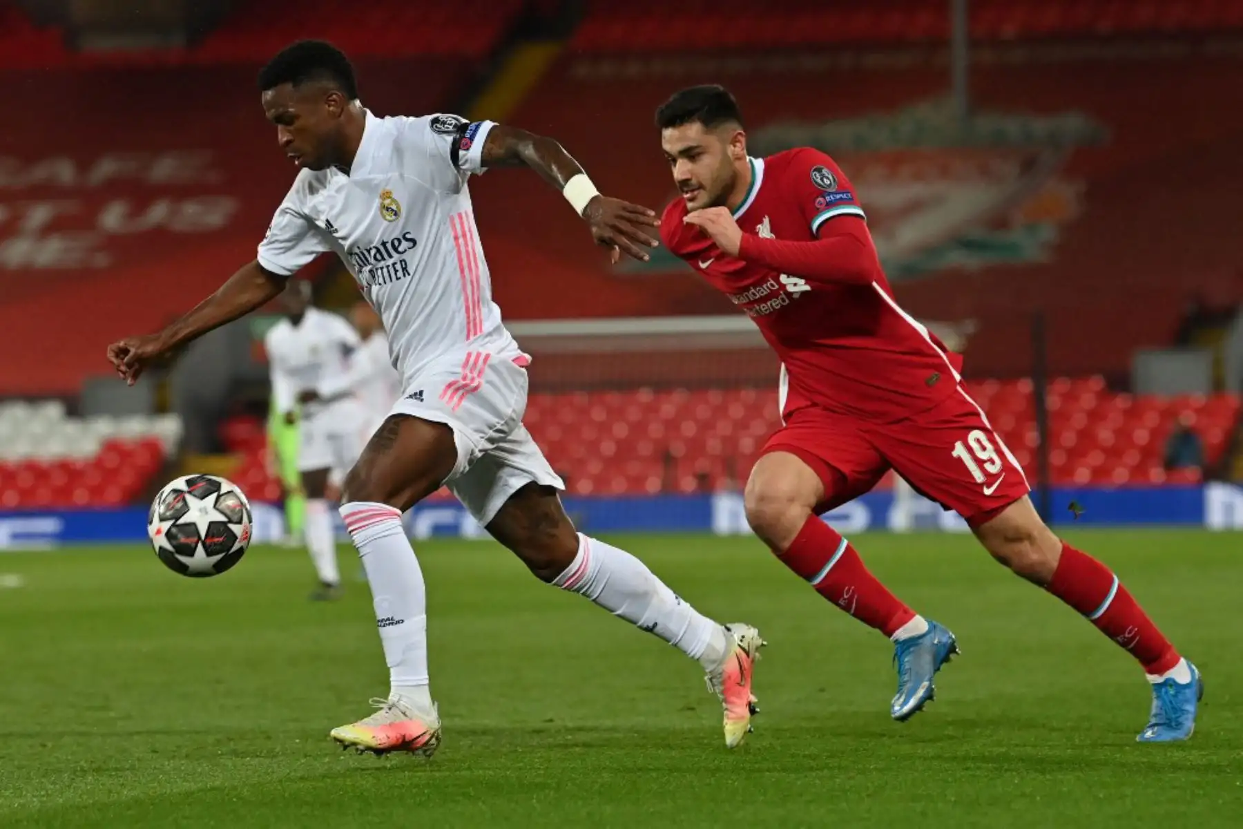 El delantero brasileño del Real Madrid Vinicius Junior (C) compite con el defensor turco del Liverpool Ozan Kabak durante los cuartos de final de la Liga de Campeones de la UEFA en el segundo tramo del partido de fútbol entre el Liverpool y el Real Madrid en Anfield en Liverpool.

Foto: AFP