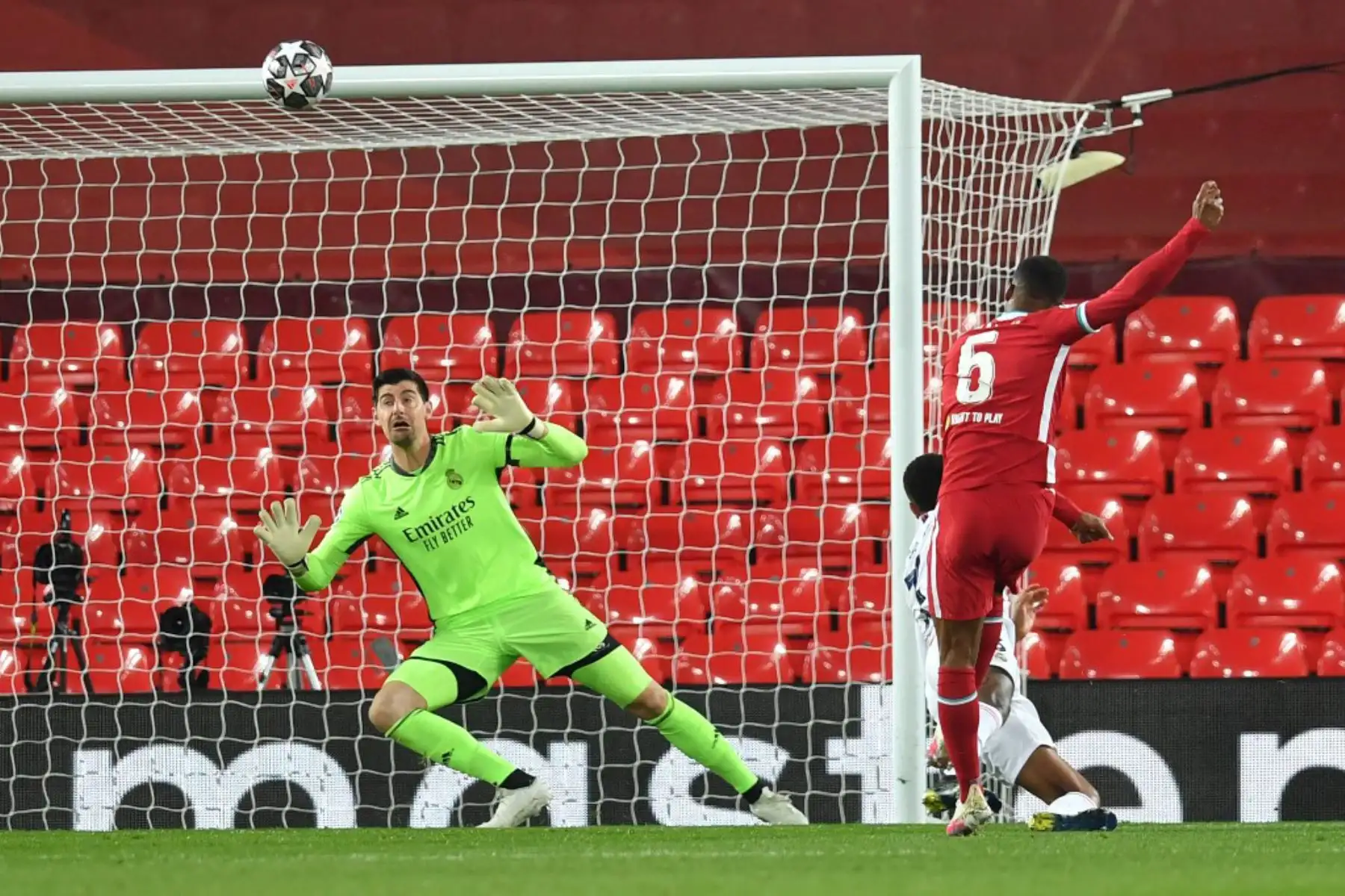 El centrocampista holandés del Liverpool, Georginio Wijnaldum (R), pierde una oportunidad de gol durante los cuartos de final de la Liga de Campeones de la UEFA de la segunda etapa del partido de fútbol entre el Liverpool y el Real Madrid en Anfield en Liverpool.

Foto: AFP