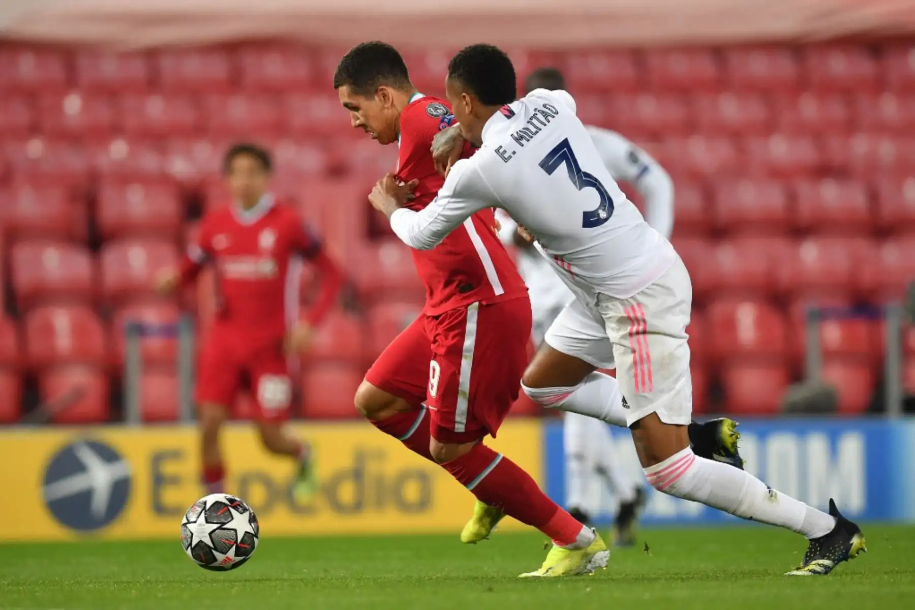 El centrocampista brasileño del Liverpool Roberto Firmino (izq.) Compite con el defensor brasileño del Real Madrid Eder Militao durante el partido de vuelta de cuartos de final de la Liga de Campeones de la UEFA entre el Liverpool y el Real Madrid en Anfield en Liverpool.

Foto: AFP