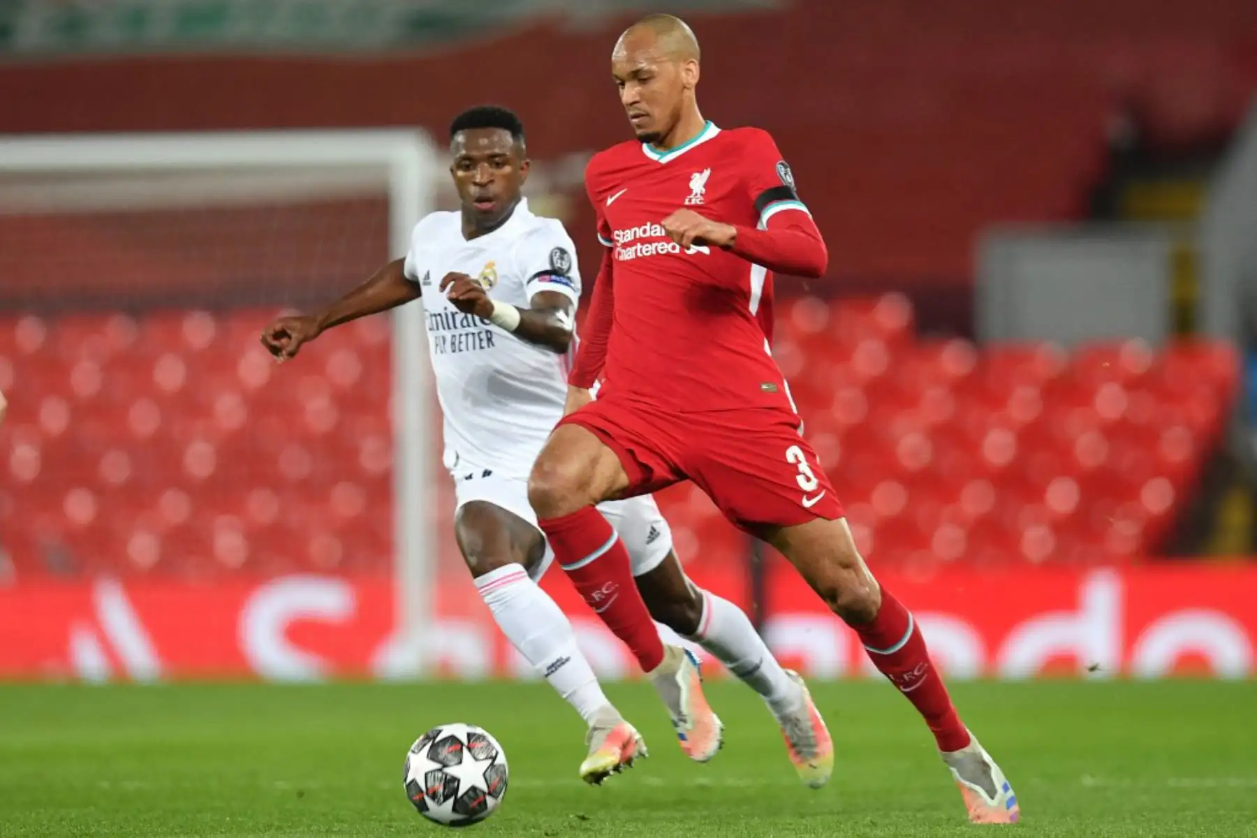 El centrocampista brasileño del Liverpool, Fabinho (R), controla el balón durante los cuartos de final de la Liga de Campeones de la UEFA de la segunda etapa del partido de fútbol entre el Liverpool y el Real Madrid en Anfield en Liverpool.

Foto: AFP
