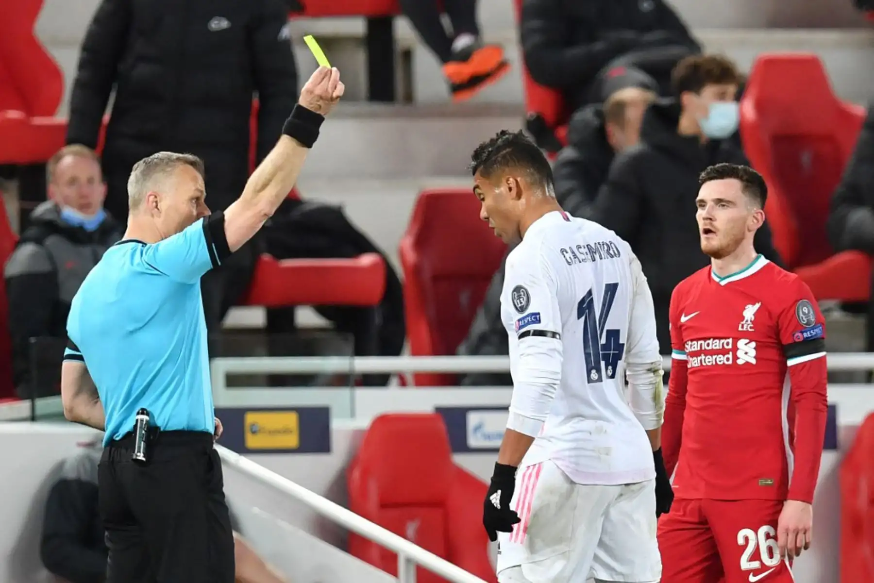 El centrocampista brasileño del Real Madrid Casemiro (C) y el defensor escocés del Liverpool Andrew Robertson (R) reciben la tarjeta amarilla durante los cuartos de final de la Liga de Campeones de la UEFA, partido de vuelta entre el Liverpool y el Real Madrid en Anfield en Liverpool.

Foto: AFP