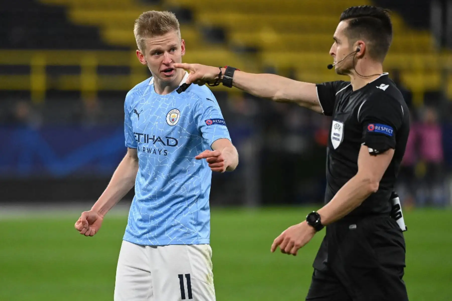 El árbitro español Carlos del Cerro Grand premia un penalti por el balón junto al centrocampista ucraniano del Manchester City Oleksandr Zinchenko durante los cuartos de final de la Liga de Campeones de la UEFA en el segundo partido de fútbol entre el BVB Borussia Dortmund y el Manchester City en Dortmund.

Foto: AFP