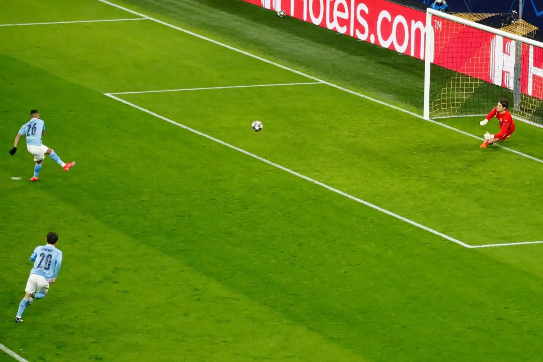 El centrocampista argelino del Manchester City Riyad Mahrez anota el gol 1-1 desde el punto de penalti pasado el portero suizo del Dortmund Marwin Hitz (R) durante los cuartos de final de la Liga de Campeones de la UEFA en el segundo tramo del partido de fútbol entre el BVB Borussia Dortmund y el Manchester City en Dortmund.

Foto: AFP