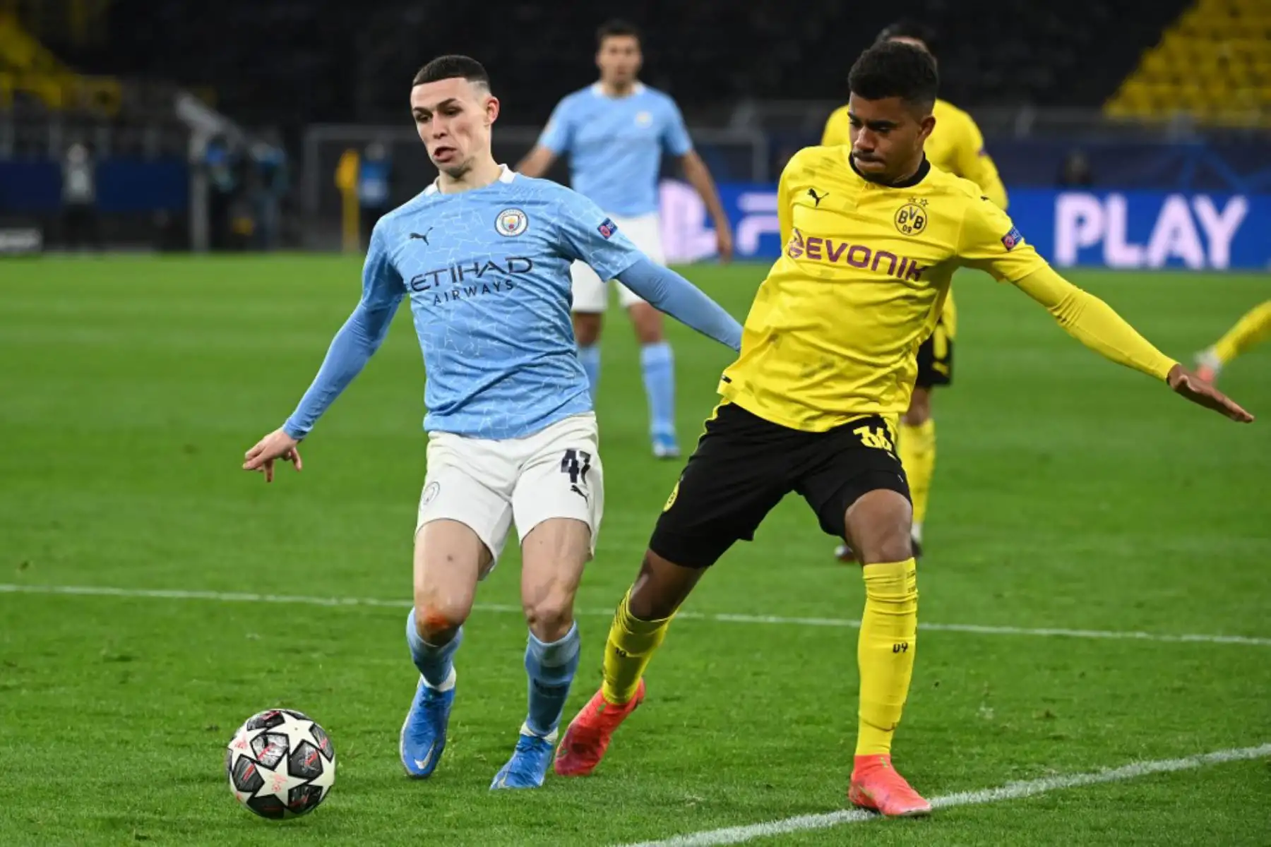 El centrocampista inglés del Manchester City Phil Foden (L) y el delantero alemán del Dortmund, Ansgar Knauff, compiten por el balón durante los cuartos de final de la Liga de Campeones de la UEFA el segundo partido de fútbol entre el BVB Borussia Dortmund y el Manchester City en Dortmund.

Foto: AFP