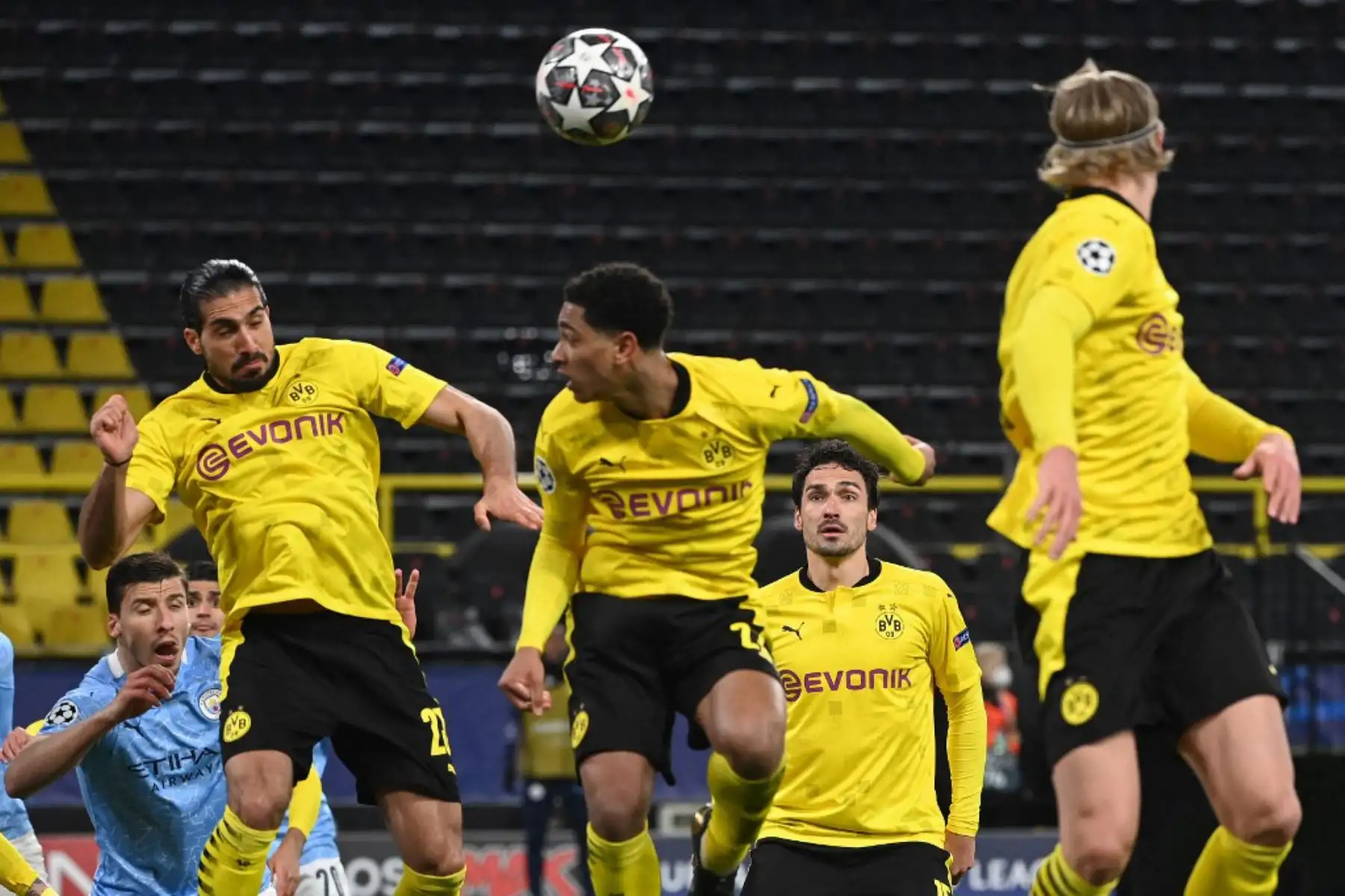 Jugadores como el mediocampista alemán del Dortmund Emre Can, el mediocampista inglés del Dortmund Jude Bellingham y el delantero noruego del Dortmund Erling Braut Haaland saltan de cabeza durante un saque de esquina durante los cuartos de final de la Liga de Campeones de la UEFA en el segundo partido de fútbol entre el BVB Borussia Dortmund y el Manchester City en Dortmund.

Foto: AFP