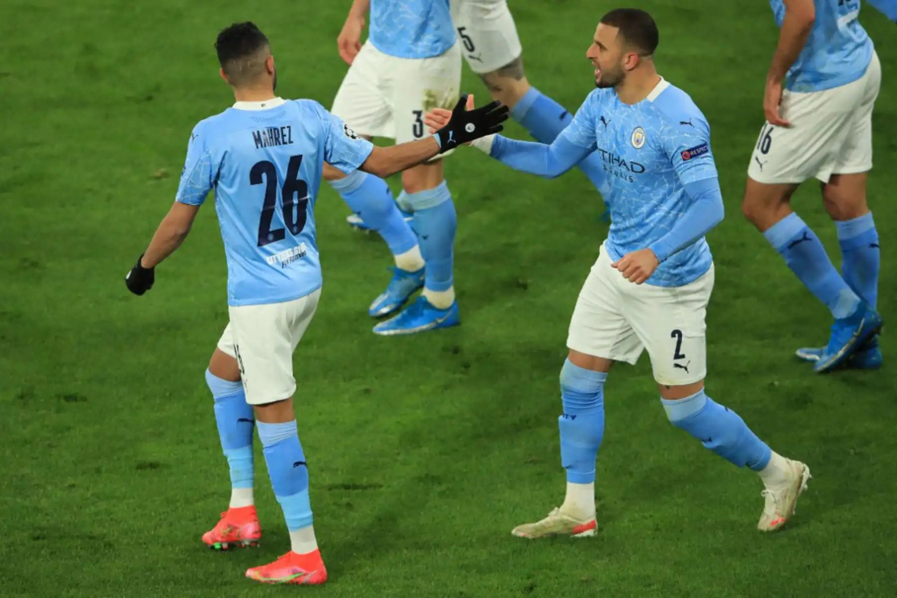 El centrocampista argelino del Manchester City Riyad Mahrez (L) celebra marcando el gol 1-1 desde el punto de penalti con su compañero de equipo, el defensor inglés del Manchester City Kyle Walker durante los cuartos de final de la Liga de Campeones de la UEFA en el segundo tramo del partido de fútbol entre el BVB Borussia Dortmund y el Manchester City en Dortmund.

Foto: AFP