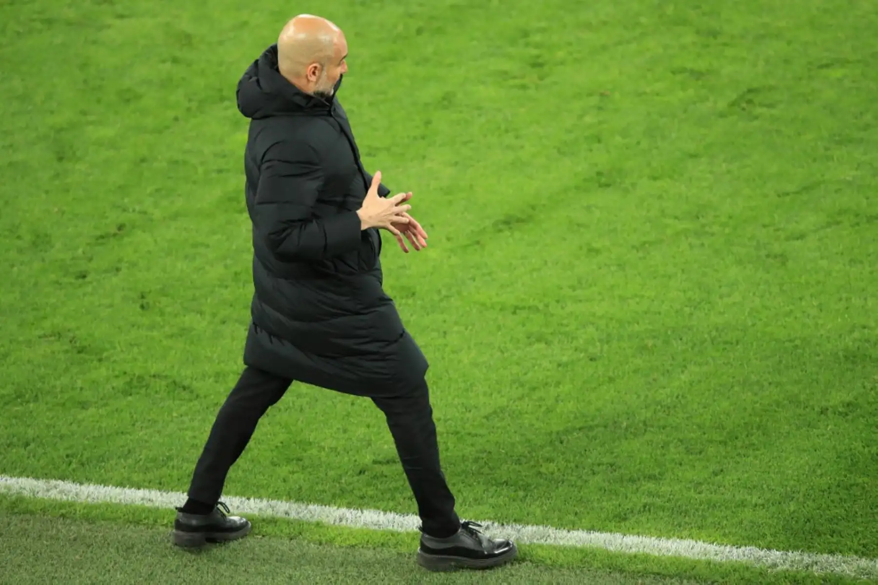 El técnico español del Manchester City, Pep Guardiola, reacciona desde el banquillo durante el partido de vuelta de cuartos de final de la Liga de Campeones de la UEFA entre el BVB Borussia Dortmund y el Manchester City en Dortmund.

Foto: AFP