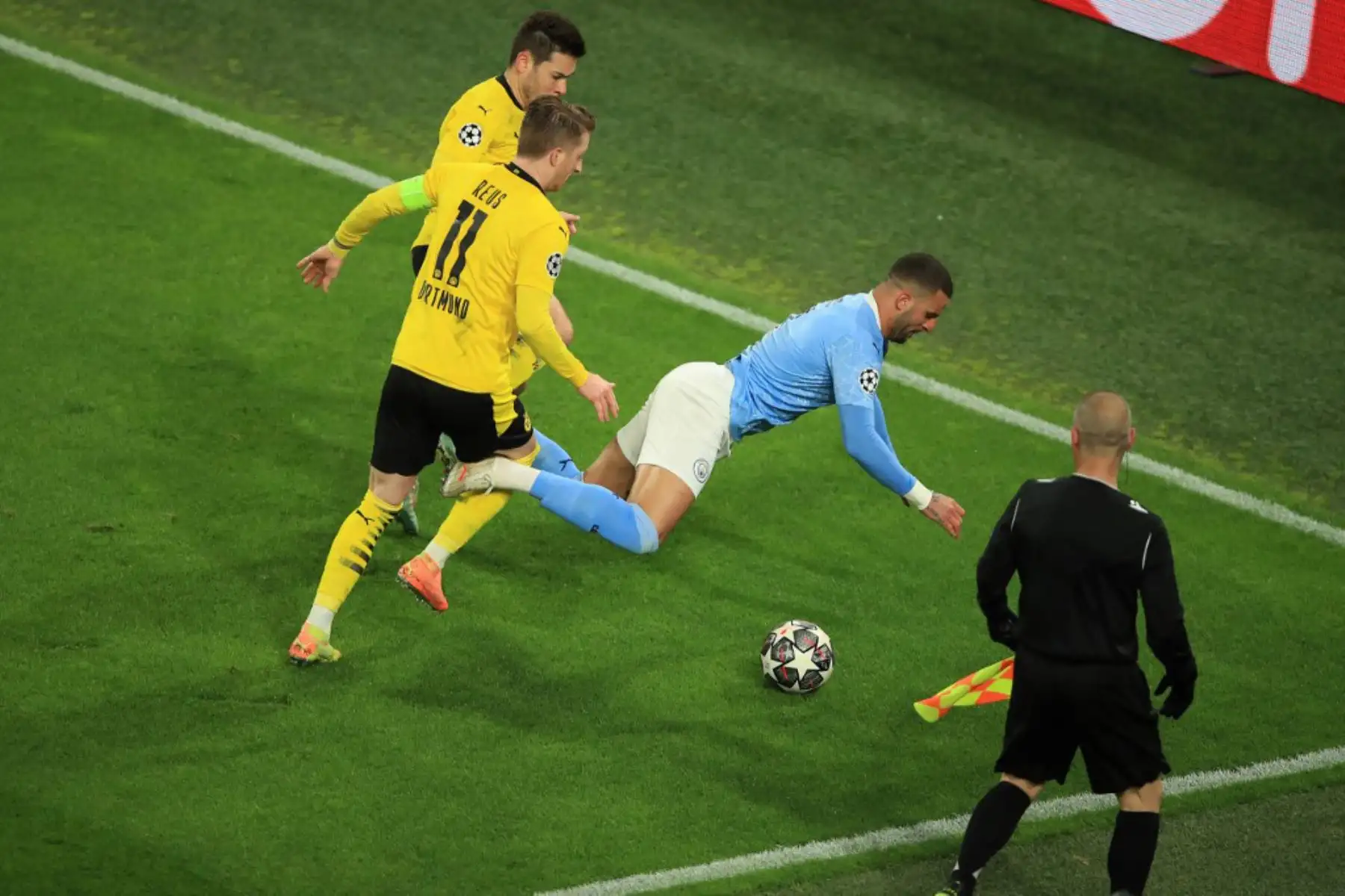El defensa inglés del Manchester City, Kyle Walker, es derribado por el delantero alemán del Dortmund, Marco Reus, durante el partido de vuelta de los cuartos de final de la UEFA Champions League entre el BVB Borussia Dortmund y el Manchester City en Dortmund.

Foto: AFP