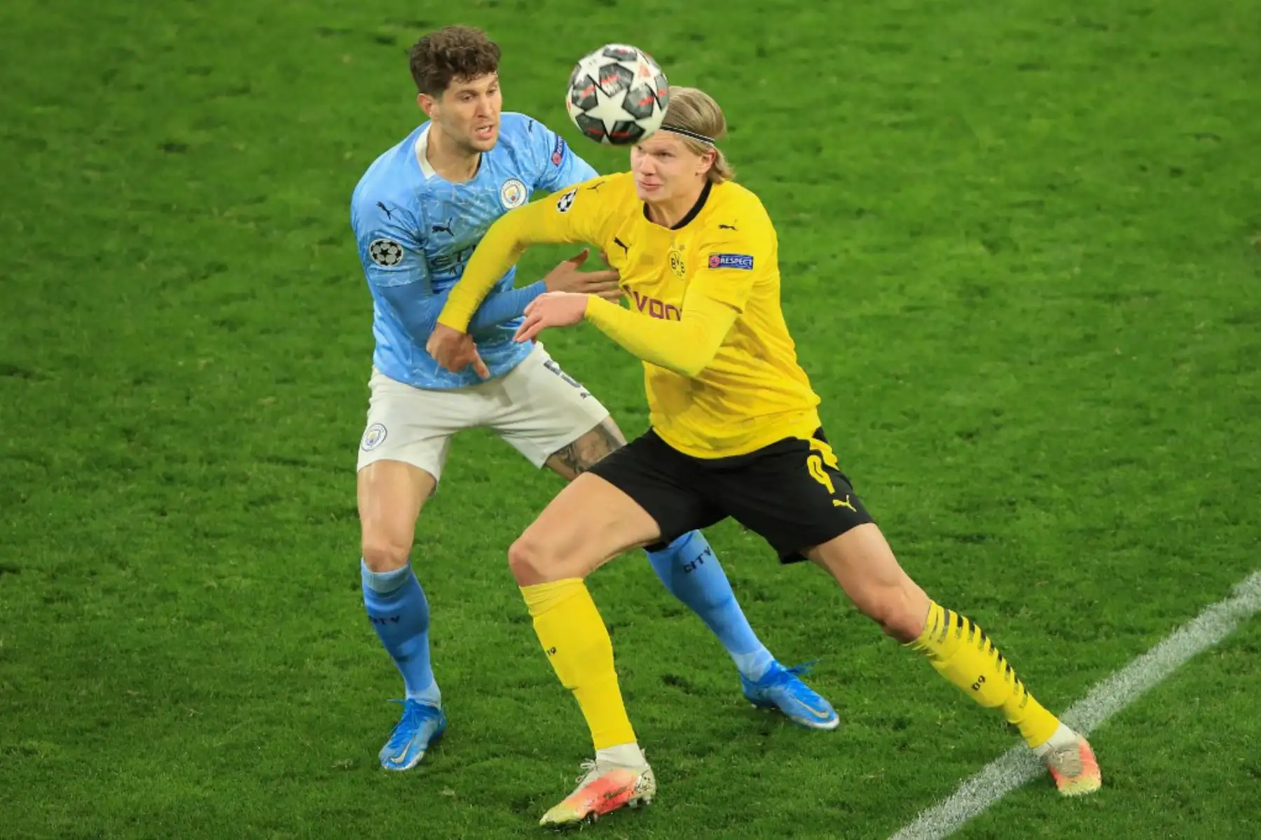 El defensor inglés del Manchester City John Stones (L) y el delantero noruego del Dortmund, Erling Braut Haaland, compiten por el balón durante los cuartos de final de la Liga de Campeones de la UEFA en el segundo partido de fútbol entre el BVB Borussia Dortmund y el Manchester City en Dortmund.

Foto: AFP