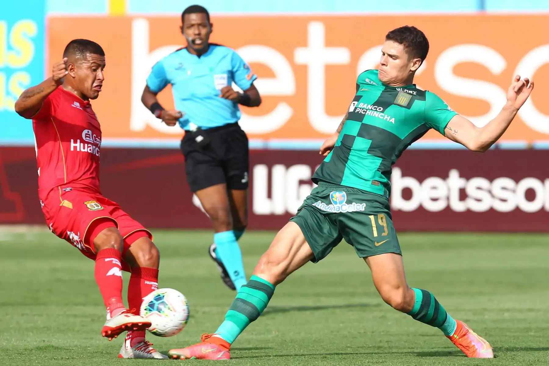 Sebastián Gonzáles Zela de Alianza Lima disputa el balón con un defensor de Sport Huancayo.
Foto:ANDINA/ Liga1 Sebastián Gonzáles Zela de Alianza Lima disputa el balón con un defensor de Sport Huancayo.
Foto:ANDINA/ Liga1