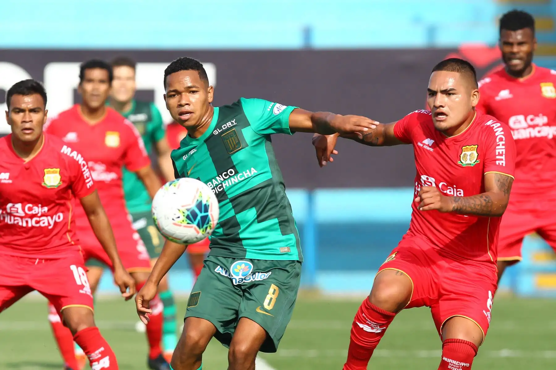 M. Cornejo de Alianza Lima disputa el balón con M. Velásquez de Sport Huancayo.
Foto:ANDINA/ Liga1 M. Cornejo de Alianza Lima disputa el balón con M. Velásquez de Sport Huancayo.
Foto:ANDINA/ Liga1