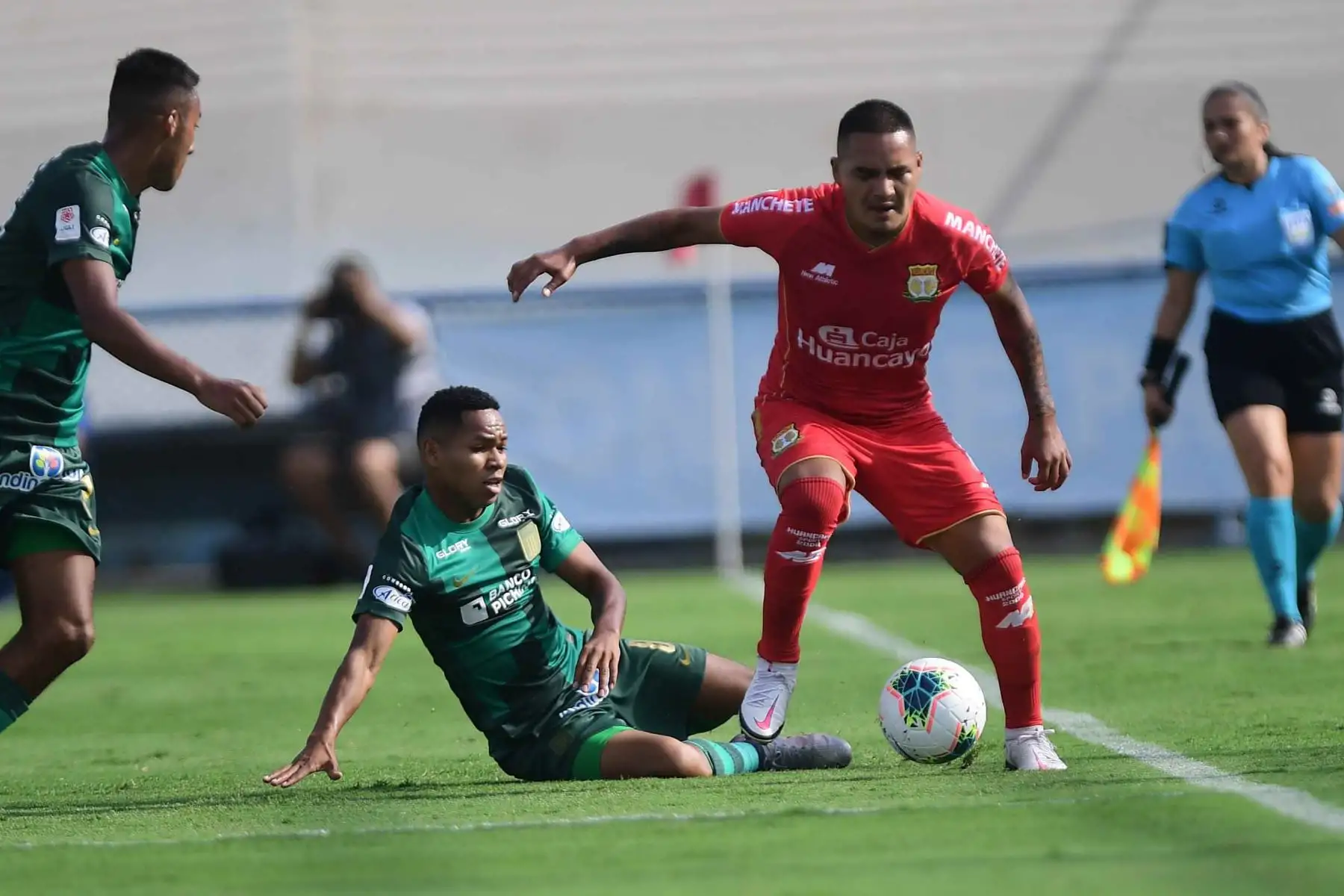 M. Cornejo de Alianza Lima disputa el balón con M. Velásquez de Sport Huancayo.
Foto:ANDINA/ Liga1 M. Cornejo de Alianza Lima disputa el balón con M. Velásquez de Sport Huancayo.
Foto:ANDINA/ Liga1