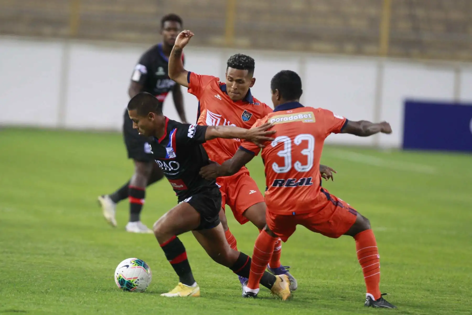 J. Vásquez de César Vallejo , disputa el balón ante el jugador de Manucci  por la cuarta fecha de la Liga 1, en el el estadio Monumental.
Foto: Liga 1