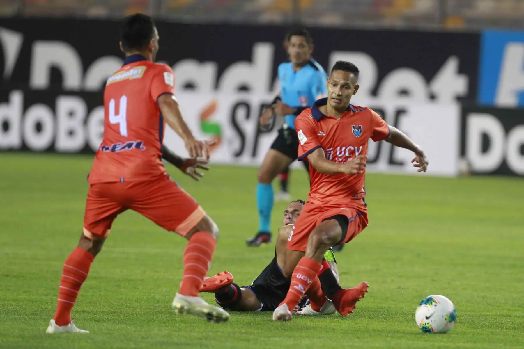 L . Fleitas de César Vallejo , disputa el balón ante el jugador de Manucci  por la cuarta fecha de la Liga 1, en el el estadio Monumental.
Foto: Liga 1