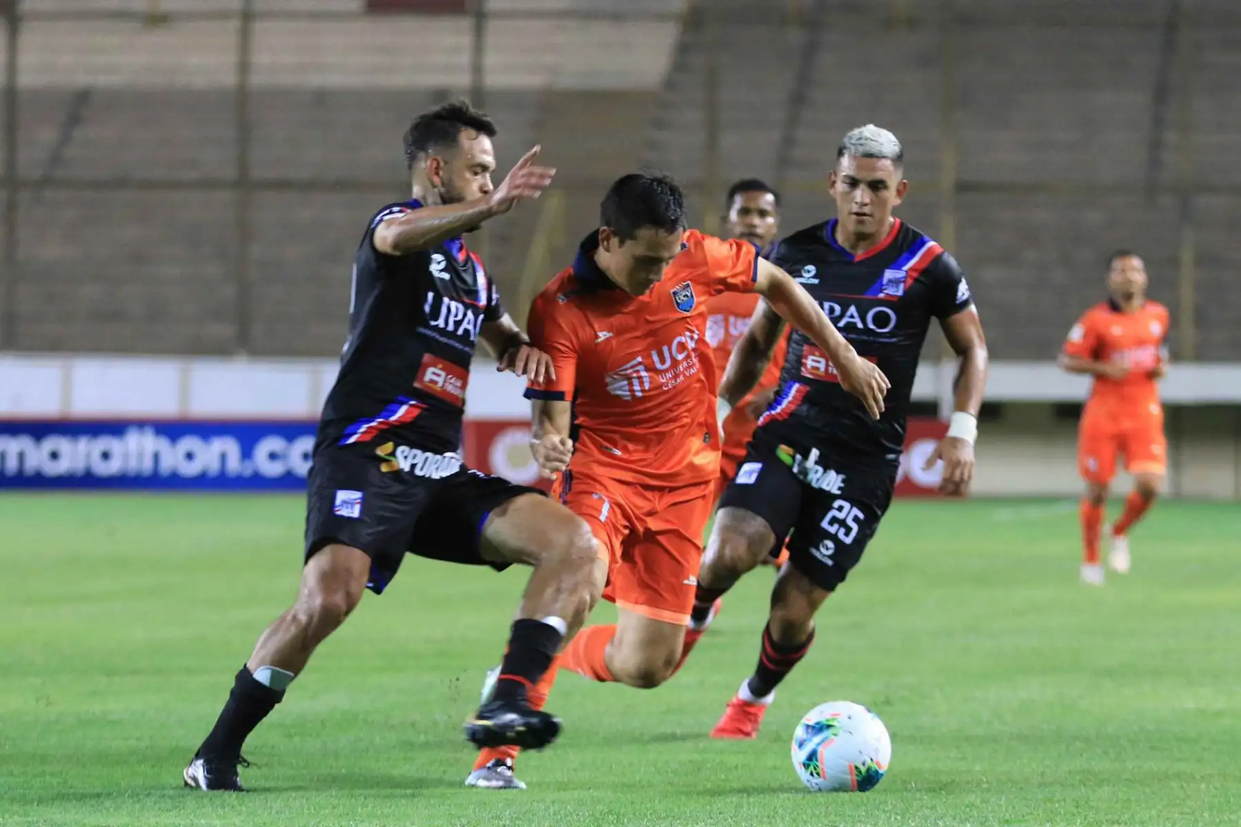 M. Rabines de César Vallejo , disputa el balón ante el jugador de Manucci  por la cuarta fecha de la Liga 1, en el el estadio Monumental.
Foto: Liga 1