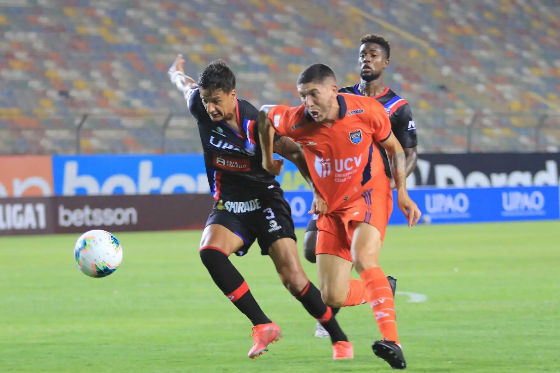 G. Godoy de  Manucci , disputa el balón ante el jugador de  César Vallejo  por la cuarta fecha de la Liga 1, en el el estadio Monumental.
Foto: Liga 1