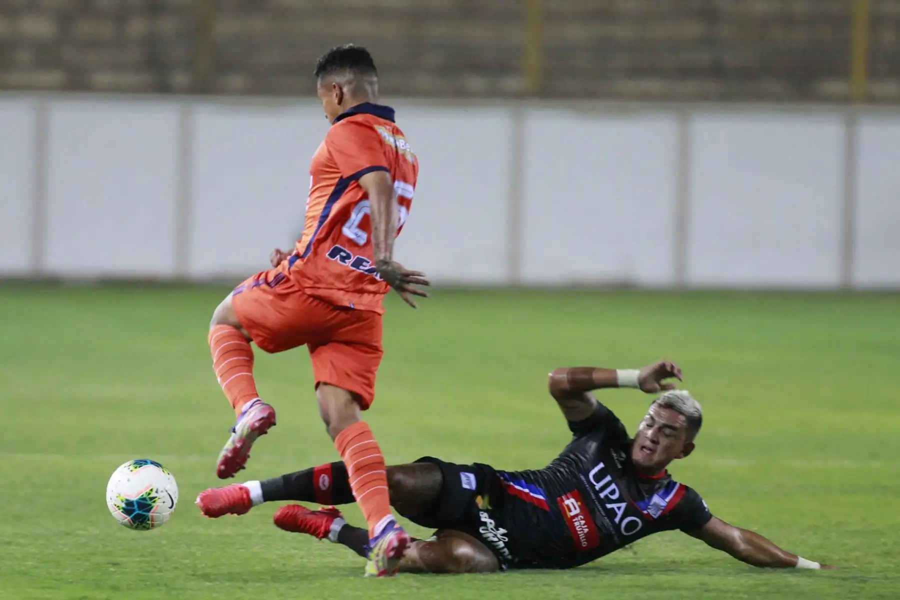 F . Ysique de César Vallejo , disputa el balón ante el jugador de Manucci  por la cuarta fecha de la Liga 1, en el el estadio Monumental.
Foto: Liga 1