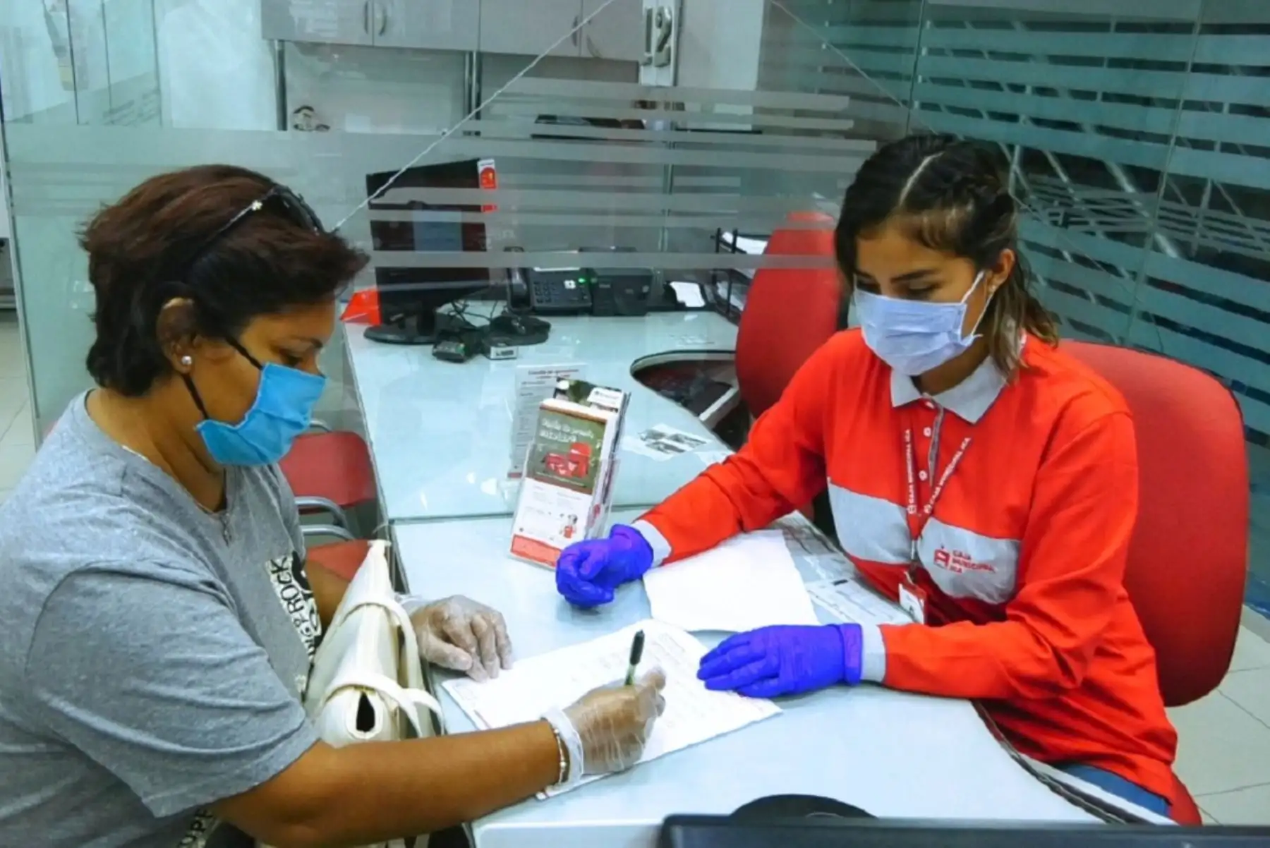 Atención a cliente en Caja Municipal. Cortesía