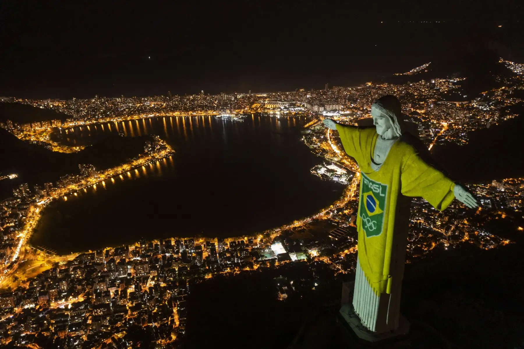 Vista aérea de la estatua del Cristo Redentor iluminada con los colores de la bandera brasileña y flechas olímpicas para marcar los 100 días hasta los Juegos Olímpicos de Tokio 2020 en Río de Janeiro, Brasil.
Foto: AFP