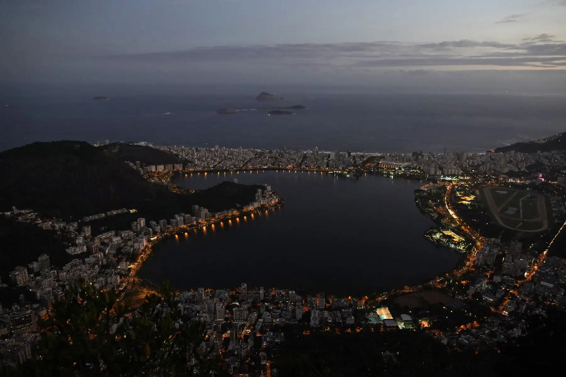 Vista aérea del lago Rodrigo de Freitas visto desde la montaña Corcovado en Río de Janeiro, Brasil.
Foto: AFP