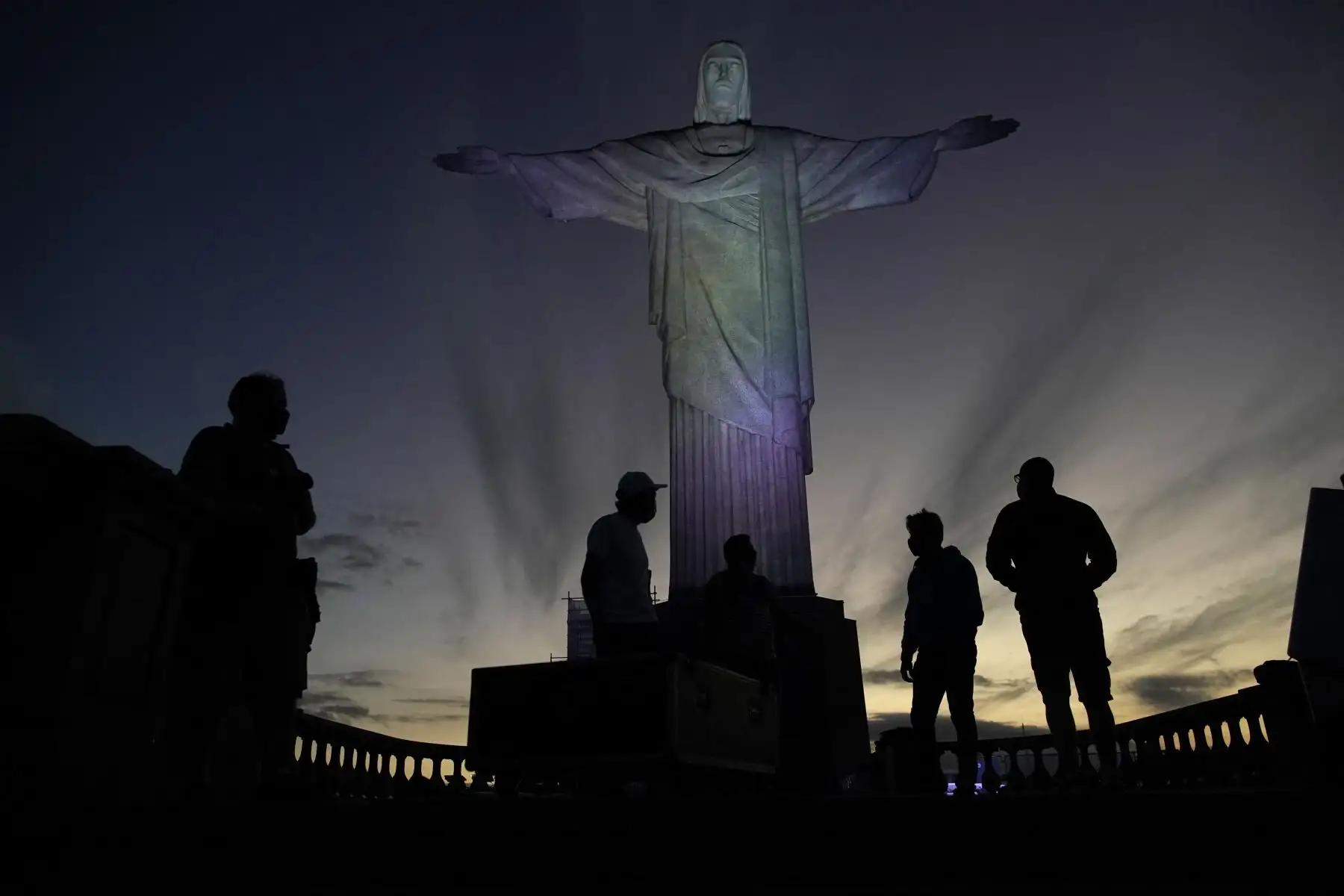La estatua del Cristo Redentor se ve preparada para ser iluminada con los colores de la bandera brasileña y flechas olímpicas para marcar los 100 días hasta los Juegos Olímpicos de Tokio 2020 en Río de Janeiro, Brasil.
Foto: AFP