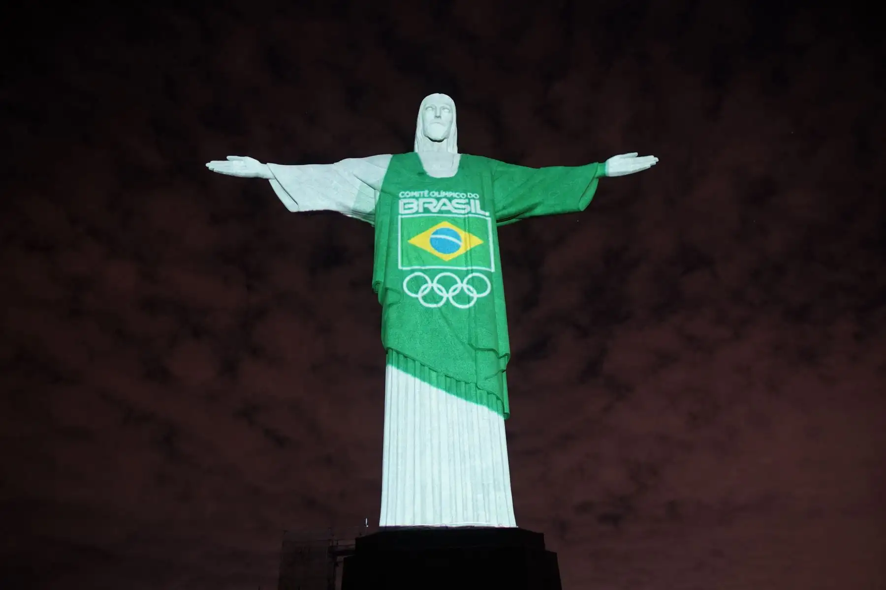 La estatua del Cristo Redentor se ve preparada para ser iluminada con los colores de la bandera brasileña y flechas olímpicas para marcar los 100 días hasta los Juegos Olímpicos de Tokio 2020 en Río de Janeiro, Brasil.
Foto: AFP