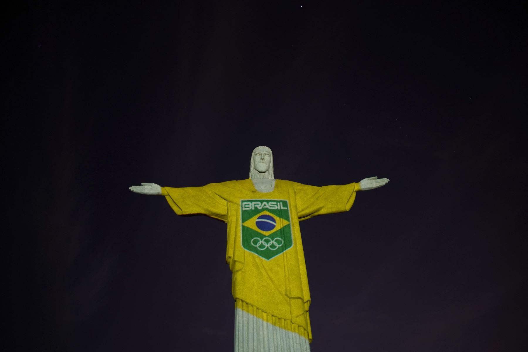 La estatua del Cristo Redentor se ve preparada para ser iluminada con los colores de la bandera brasileña y flechas olímpicas para marcar los 100 días hasta los Juegos Olímpicos de Tokio 2020 en Río de Janeiro, Brasil.
Foto: AFP