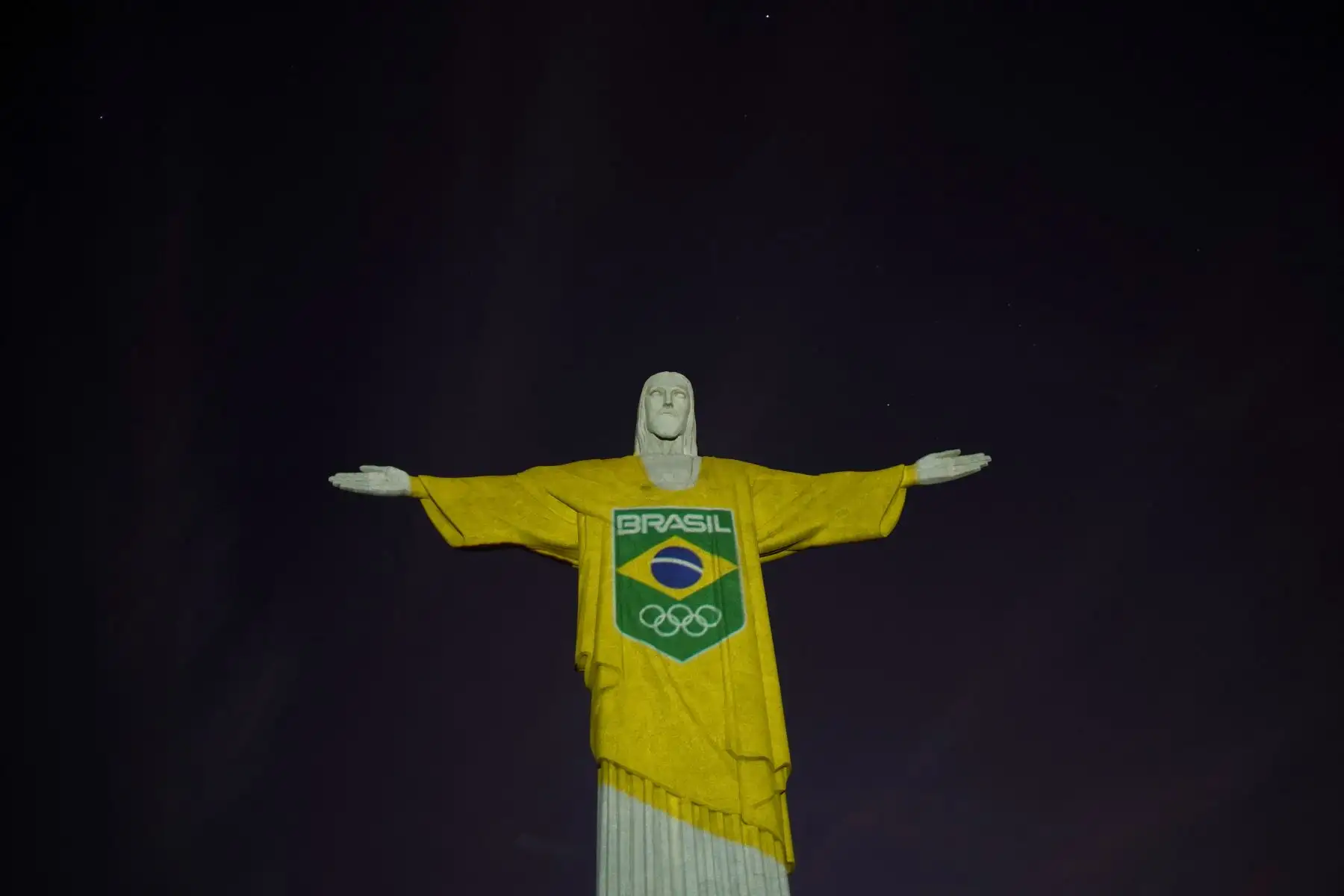 La estatua del Cristo Redentor se ve preparada para ser iluminada con los colores de la bandera brasileña y flechas olímpicas para marcar los 100 días hasta los Juegos Olímpicos de Tokio 2020 en Río de Janeiro, Brasil.
Foto: AFP
