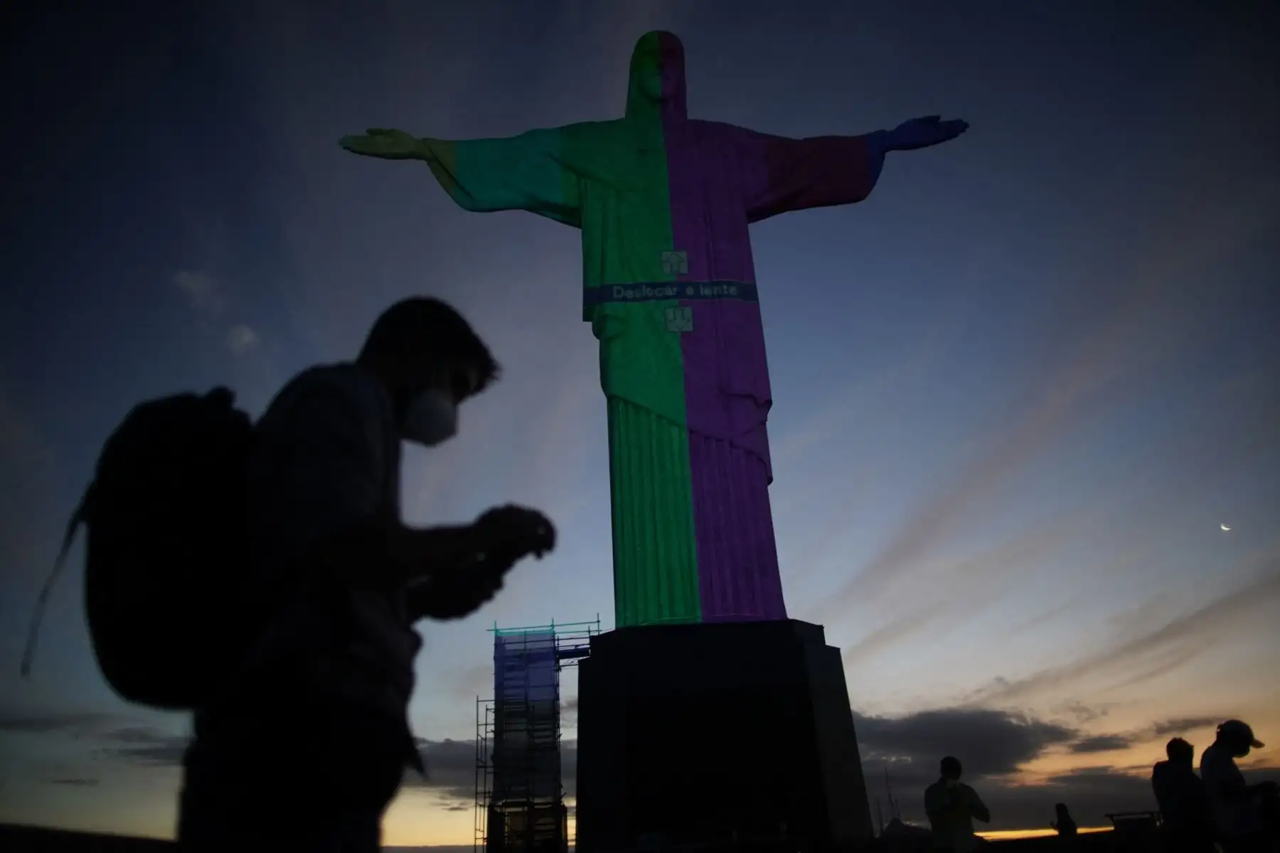 La estatua del Cristo Redentor se ve preparada para ser iluminada con los colores de la bandera brasileña y flechas olímpicas para marcar los 100 días hasta los Juegos Olímpicos de Tokio 2020 en Río de Janeiro, Brasil.
Foto: AFP