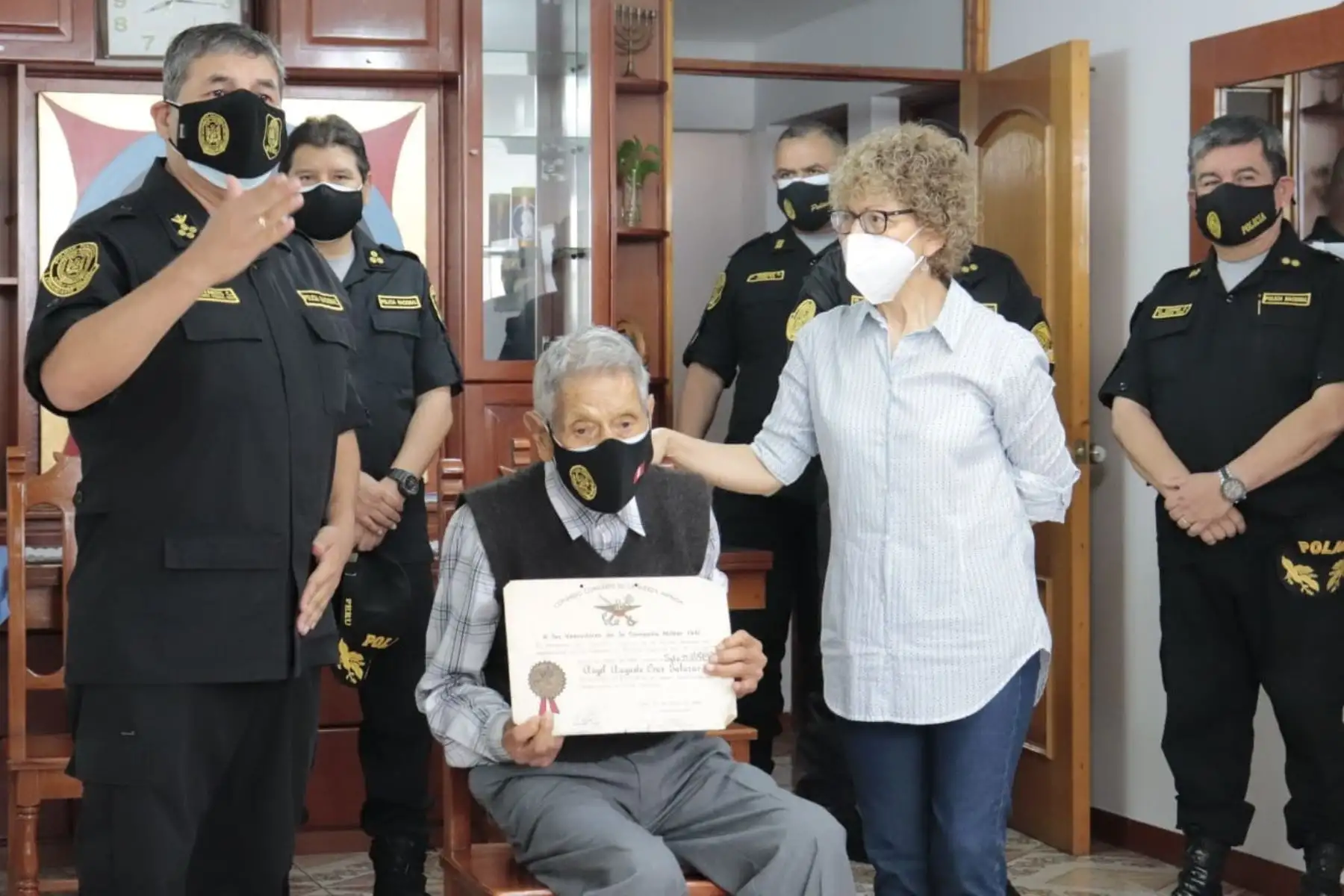 Nuestro alto mando de la PNP supervisa la inoculación de la segunda dosis contra la covid-19 del policía más longevo en situación de retiro. Asimismo, se le hizo entrega de un diploma por haber participado en la guerra de 1941 con Ecuador. Foto: PNP