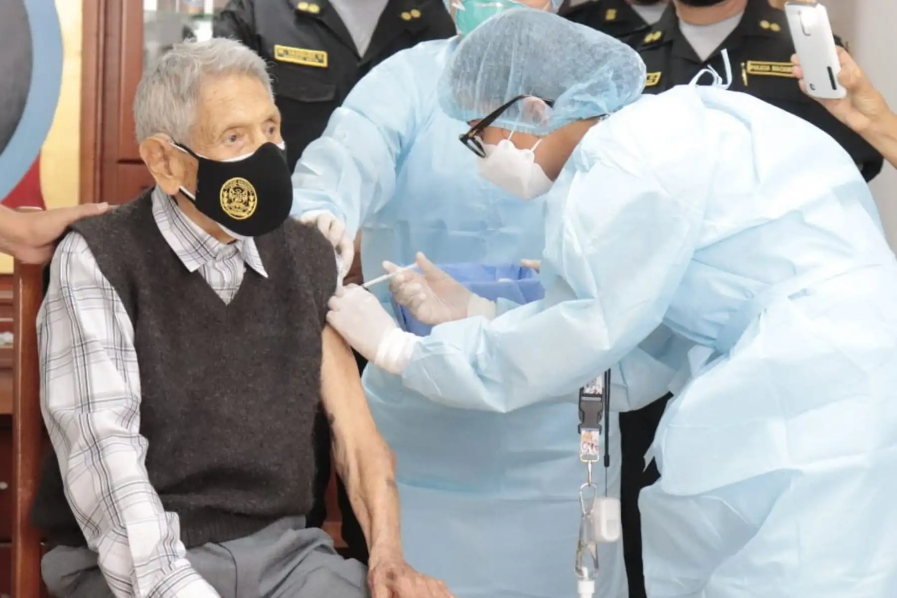 Nuestro alto mando de la PNP supervisa la inoculación de la segunda dosis contra la covid-19 del policía más longevo en situación de retiro. Asimismo, se le hizo entrega de un diploma por haber participado en la guerra de 1941 con Ecuador. Foto: PNP