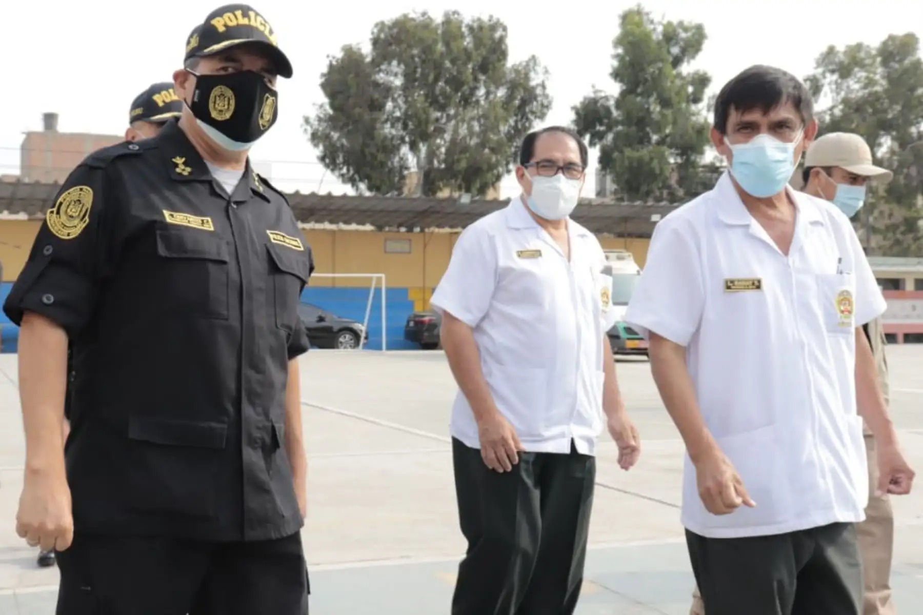 El comandante general de la PNP, César Cervantes Cárdenas, supervisa la segunda dosis contra la covid-19 a los efectivos policiales en situación de retiro, en las instalaciones del colegio Juan Ingunza Valdivia. Foto: PNP