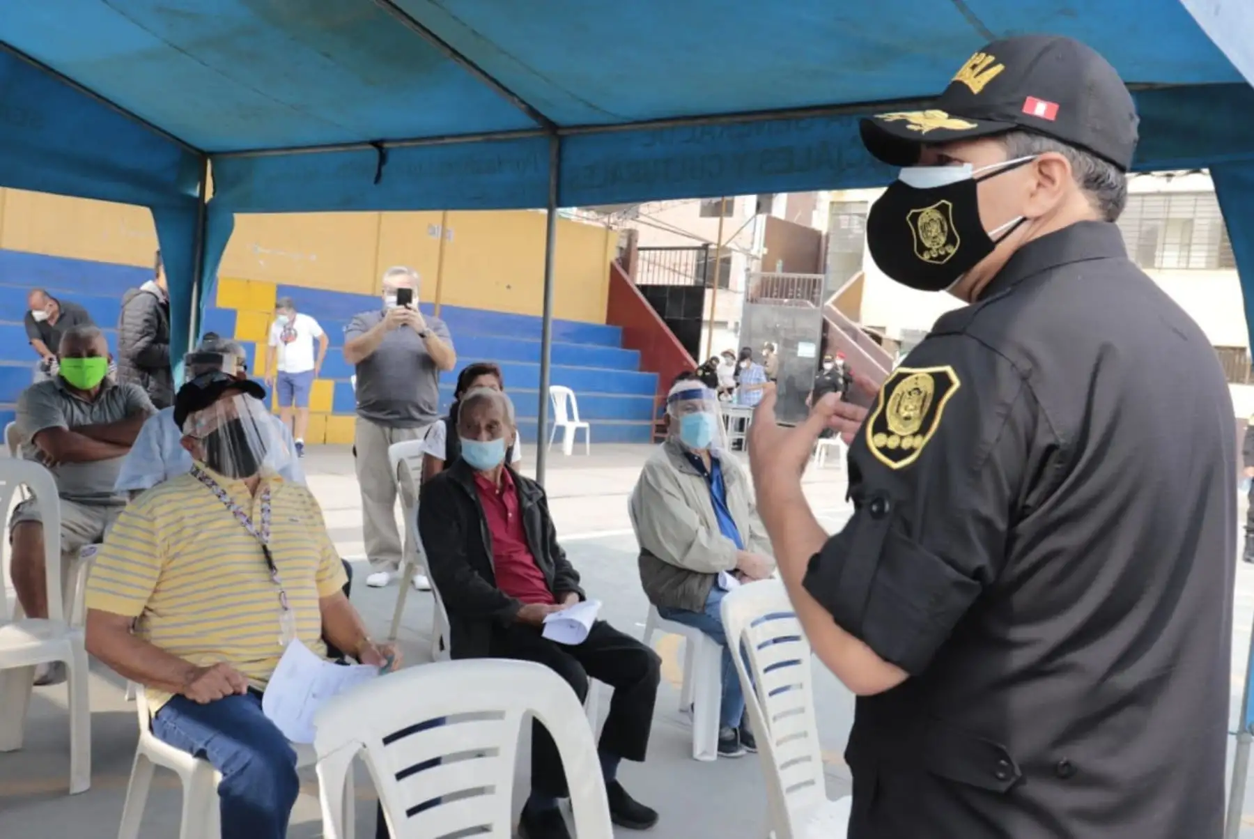 El comandante general de la PNP, César Cervantes Cárdenas, supervisa la segunda dosis contra la covid-19 a los efectivos policiales en situación de retiro, en las instalaciones del colegio Juan Ingunza Valdivia. Foto: PNP