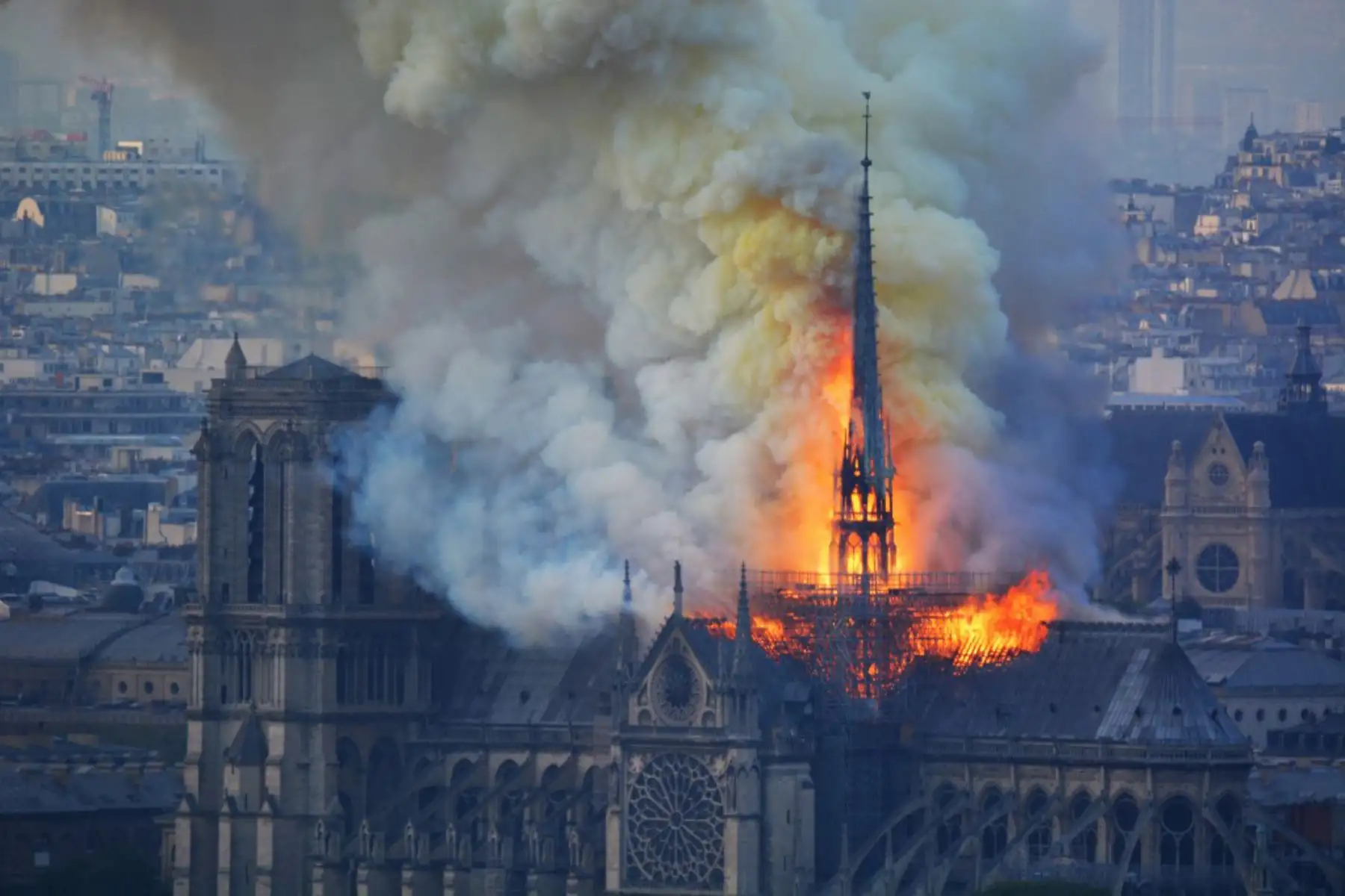 Vista desde el otro lado del río Sena, el humo y las llamas se elevan durante un incendio en la histórica catedral de Notre-Dame en el centro de París.

Foto: AFP
