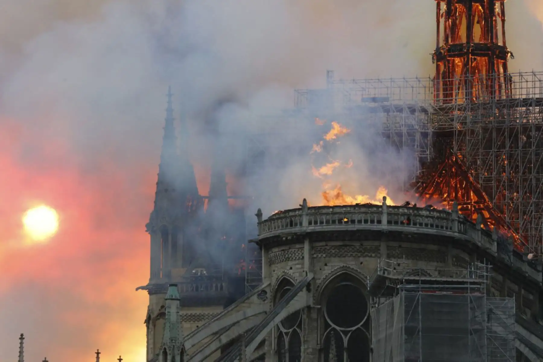 Vista desde el otro lado del río Sena, el humo y las llamas se elevan durante un incendio en la histórica catedral de Notre-Dame en el centro de París.

Foto: AFP