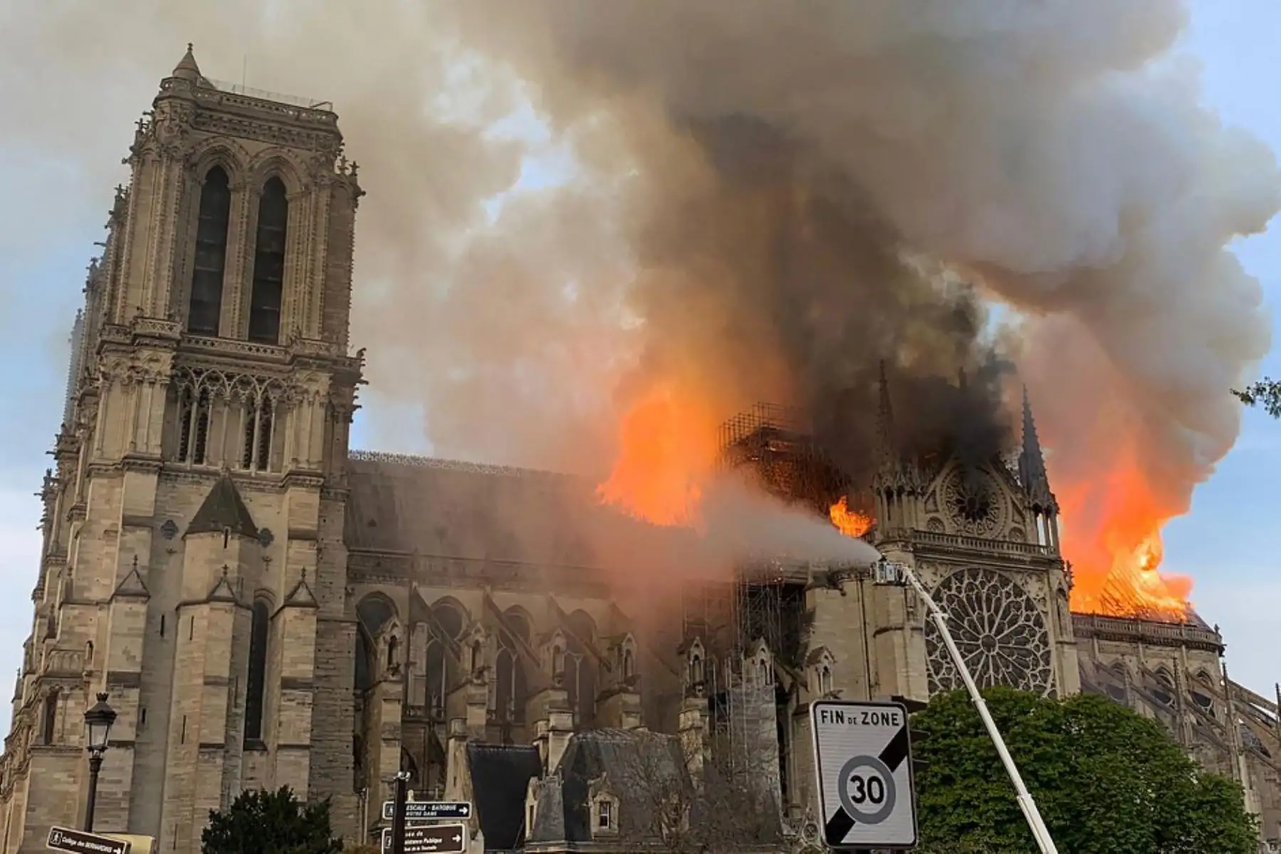 El humo y las llamas se elevan durante un incendio en la histórica catedral de Notre-Dame en el centro de París.

Foto: AFP