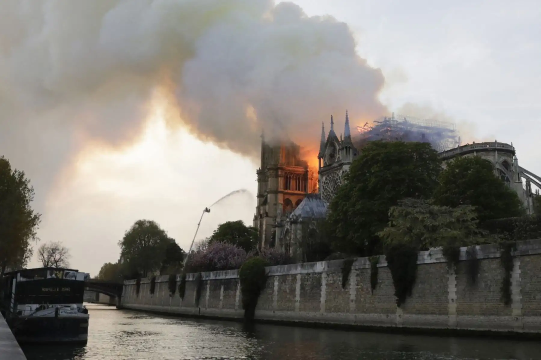 El humo y las llamas se elevan durante un incendio en la histórica catedral de Notre-Dame en el centro de París.

Foto: AFP