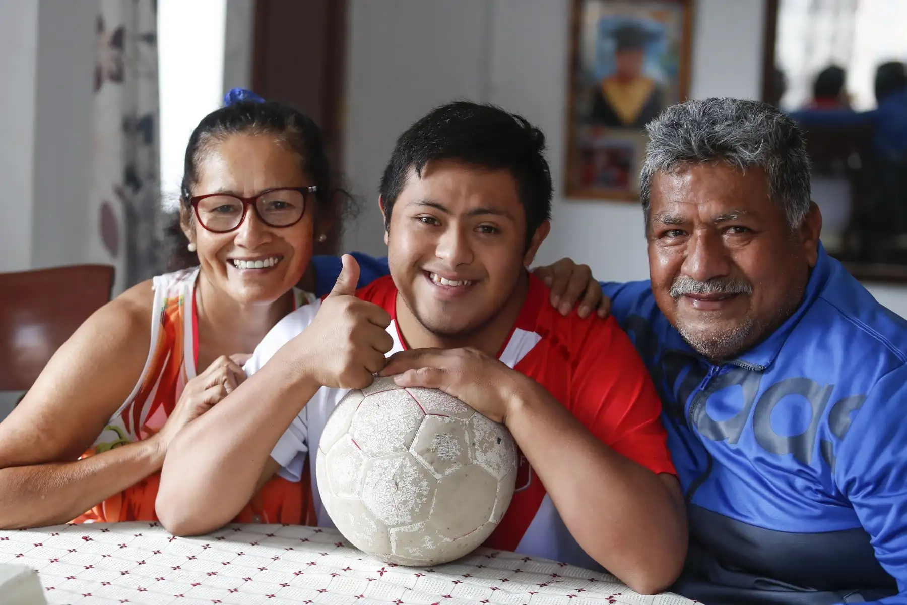 Pierre Espino posa junto a sus padres en su vivienda de Villa El Salvador. Foto: ANDINA/Renato Pajuelo